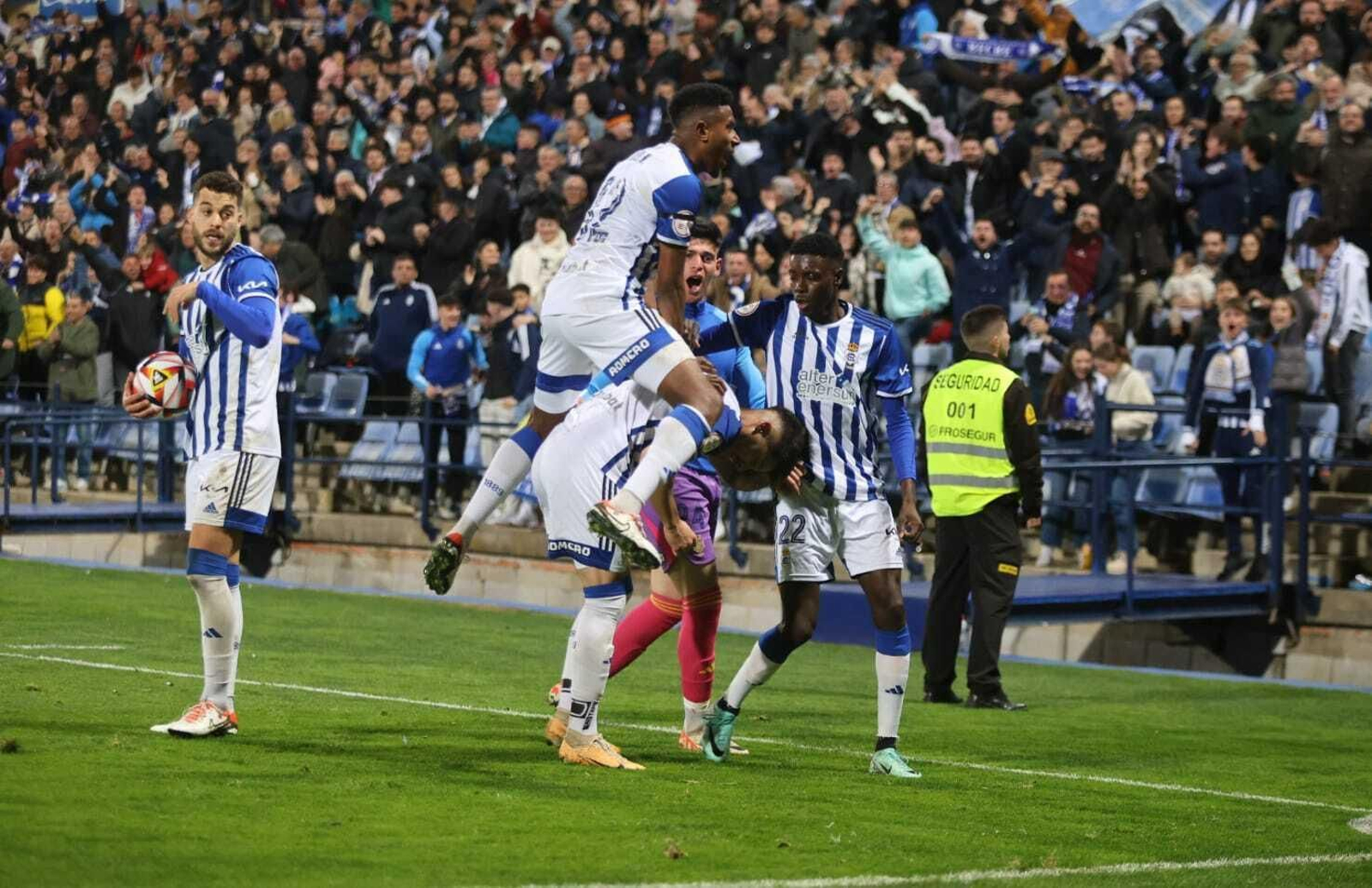 Los jugadores del Recre festejan el gol de Caye Quintana.