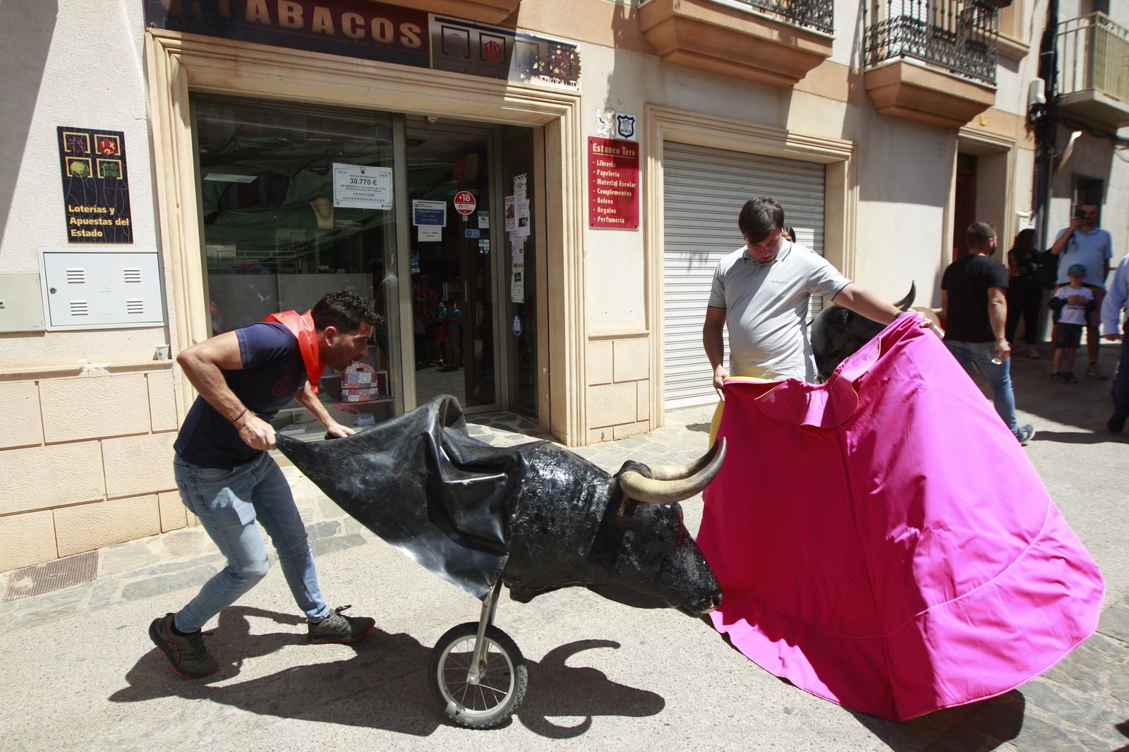 Imágenes de las Fiestas de Abrucena: concurso de mostos, encierro infantil y migas populares