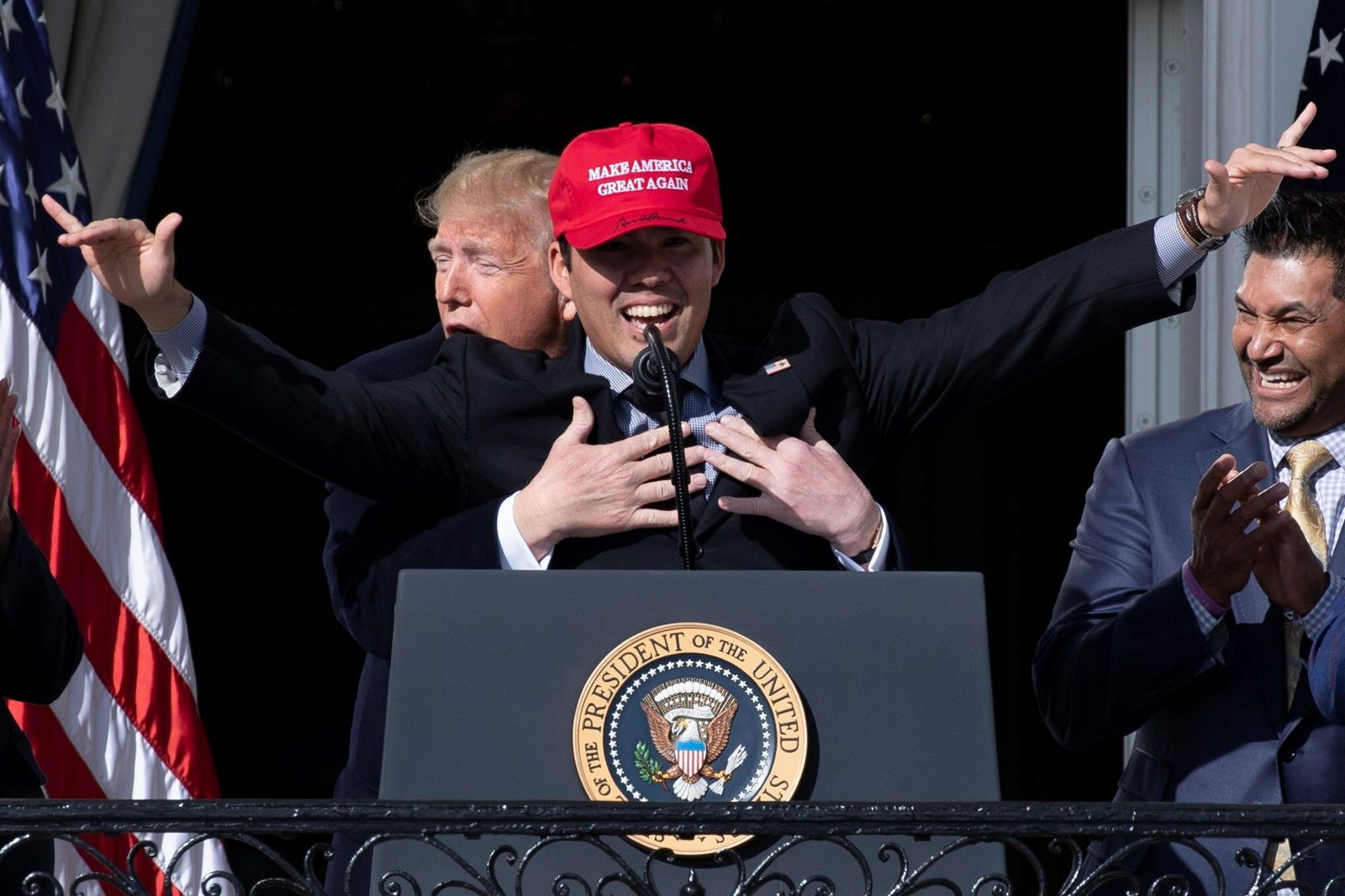 Trump abraza al receptor de los Nacionales de Washington, Kurt Suzuki, en una recepción a los campeones de la Serie Mundial 2019 en la Casa Blanca.