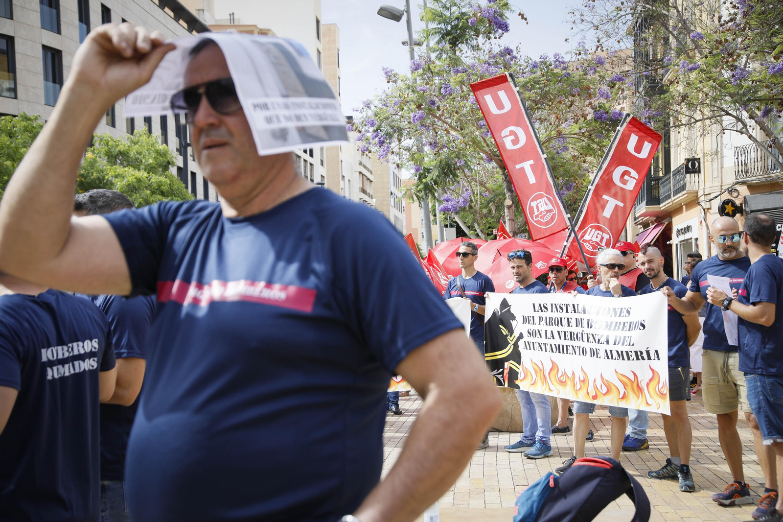 Manifestación de los bomberos quemados de Almería, en imágenes