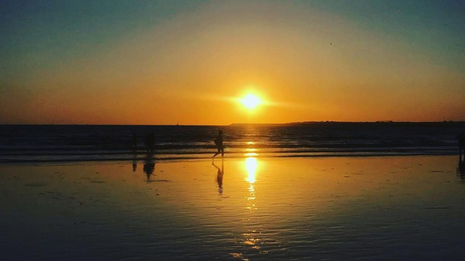 Fotografía de una puesta de sol en las playas de Cádiz en el Instagram de Arrimadas.
