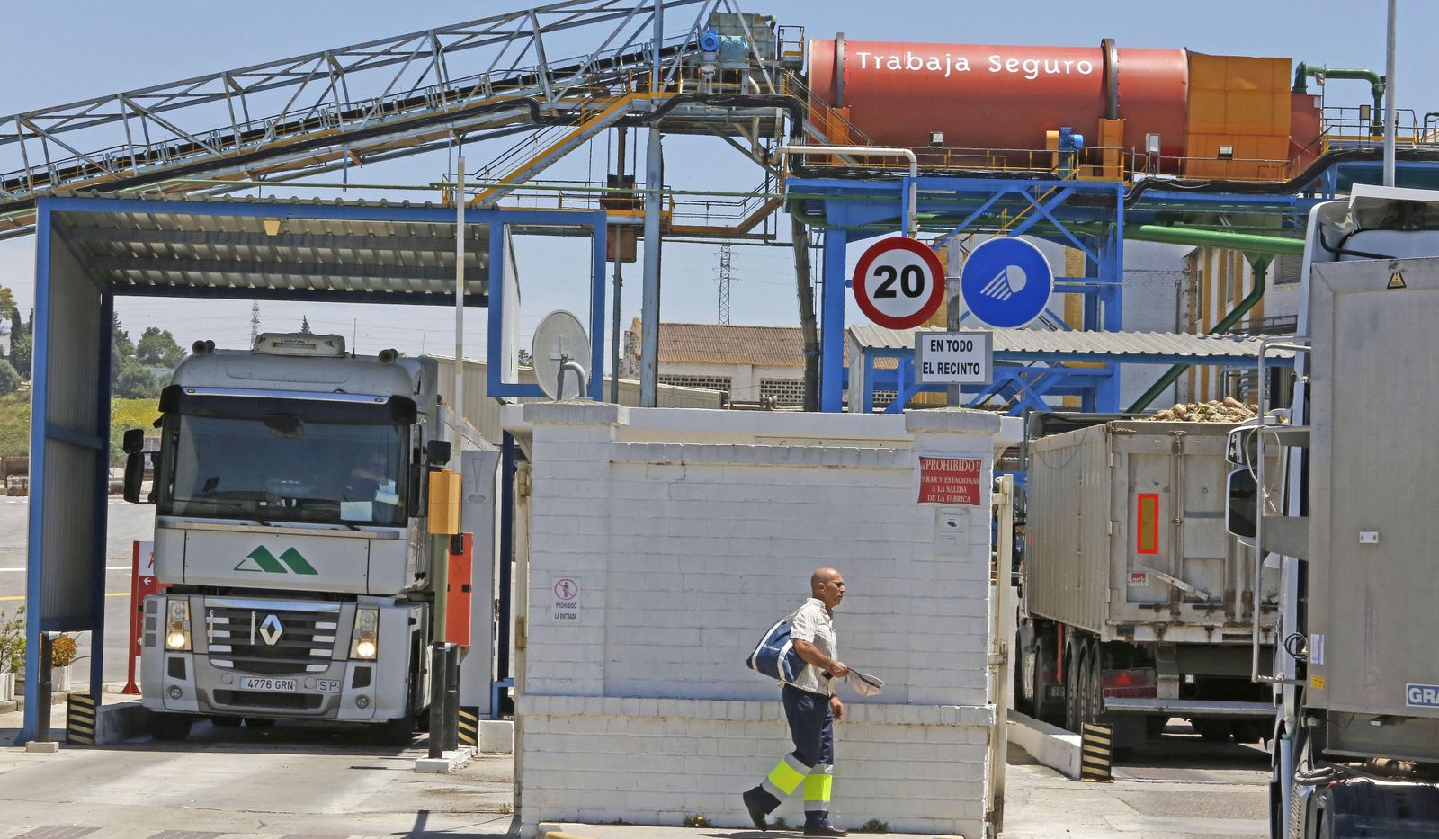 Entrada y salida de camiones de la fábrica de Azucarera en El Portal.