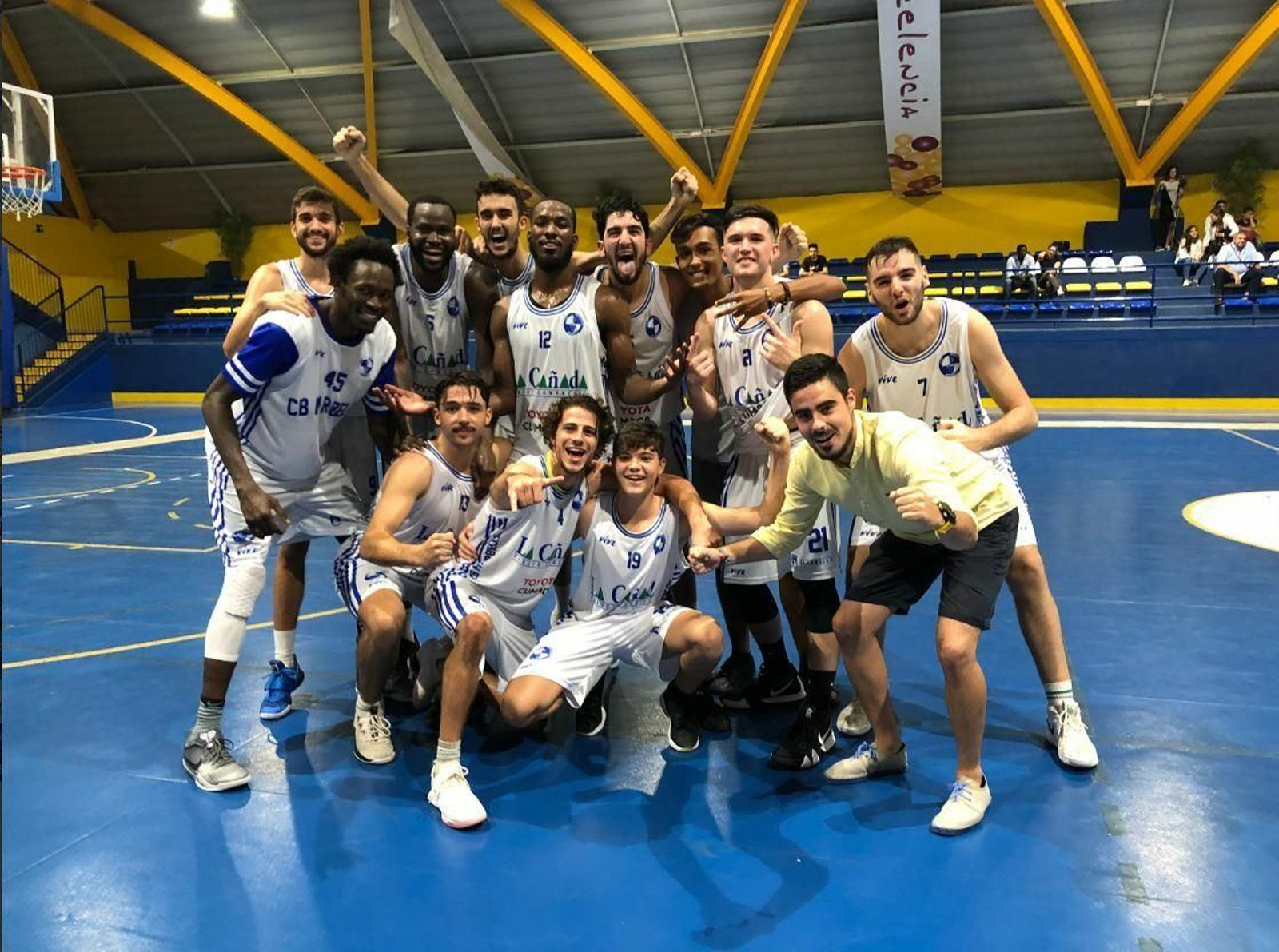 Los jugadores del CB Marbella celebran una victoria esta temporada.