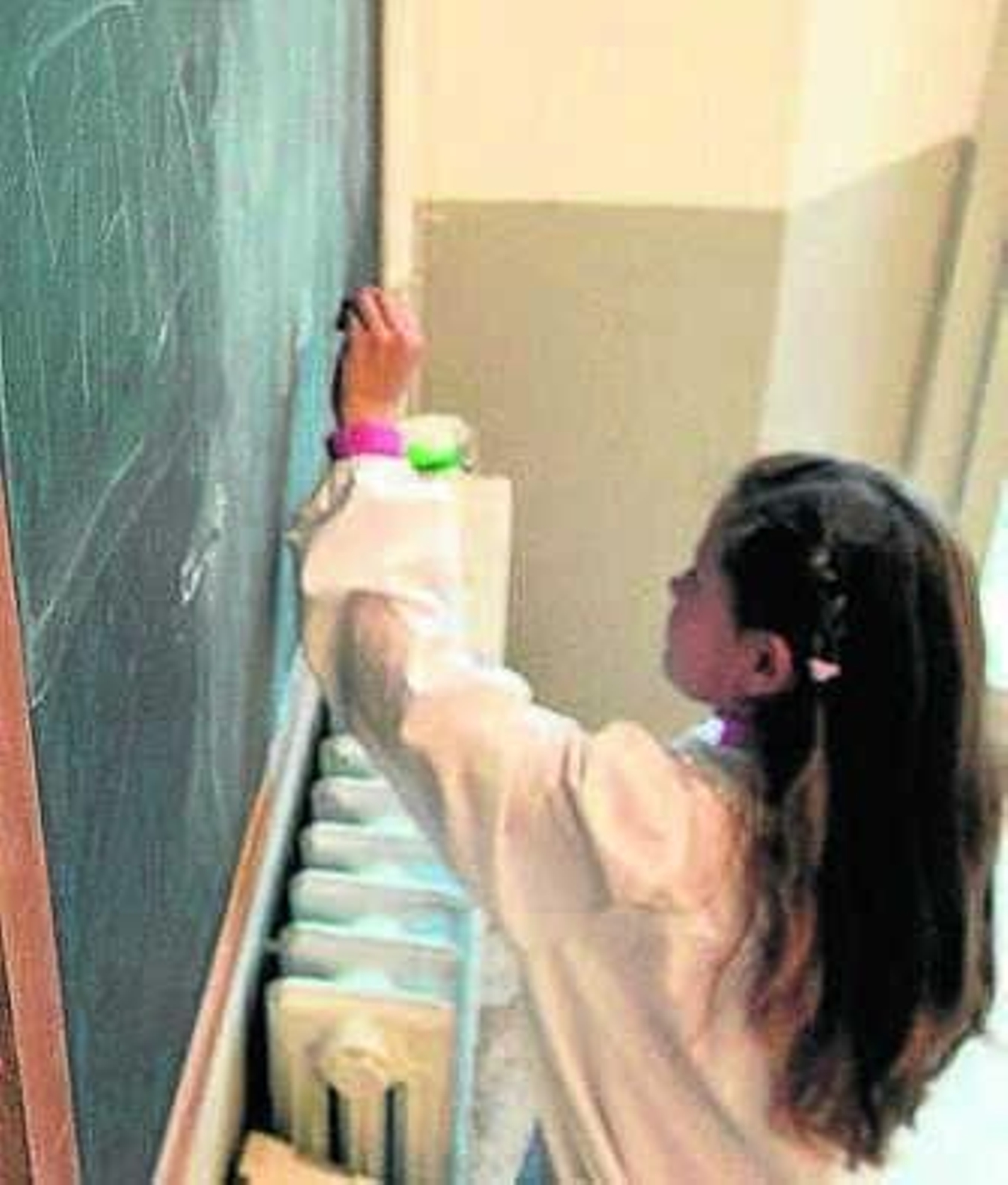Una alumna en la pizarra.