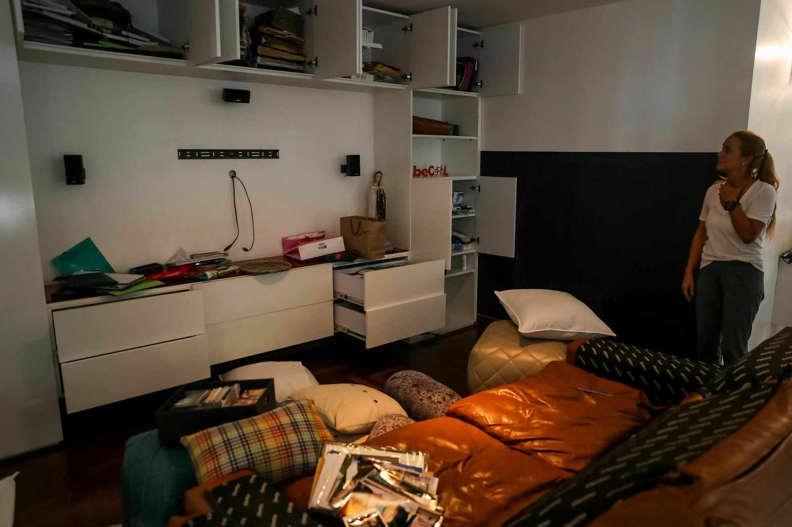 Interior de la casa del opositor Leopoldo López tras ser allanada y robada