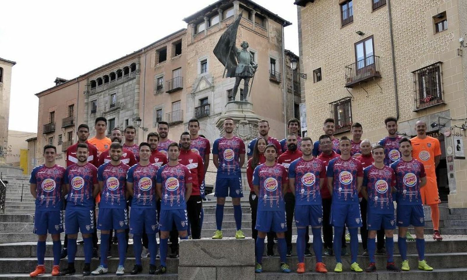 La plantilla de la Gimnástica Segoviana, subcampeón del grupo VIII.