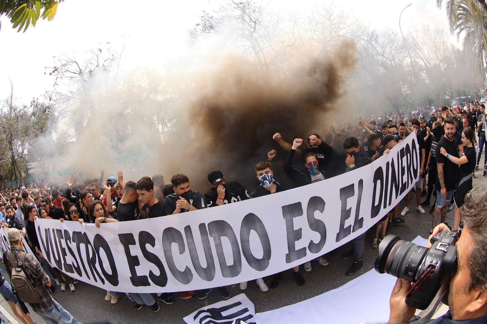 Durísimas críticas de la afición del Málaga CF en la protesta
