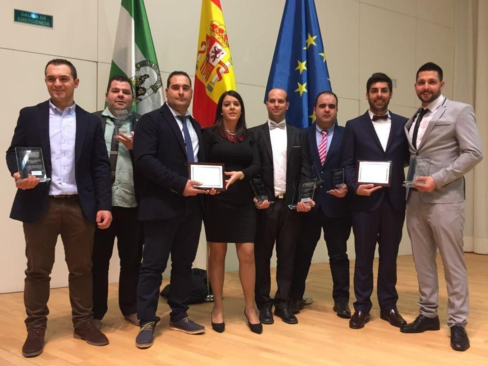 Miembros de la Escudería del Mármol tras recoger el galardón en Granada.