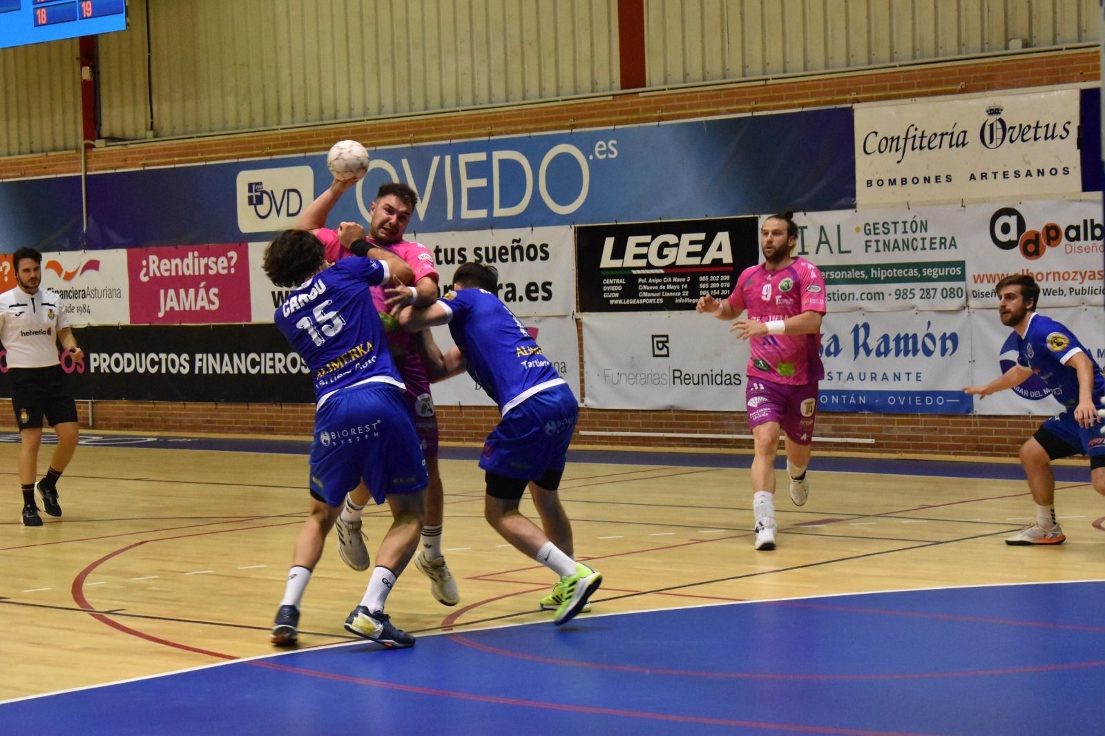 Imagen del partido en Oviedo.