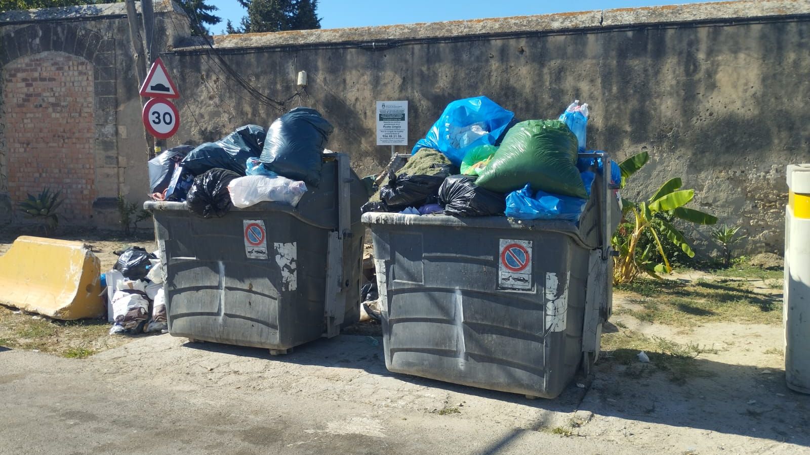 Contenedores llenos de basura en la zona de la Cerería, junto a la Carretera de Sanlúcar.