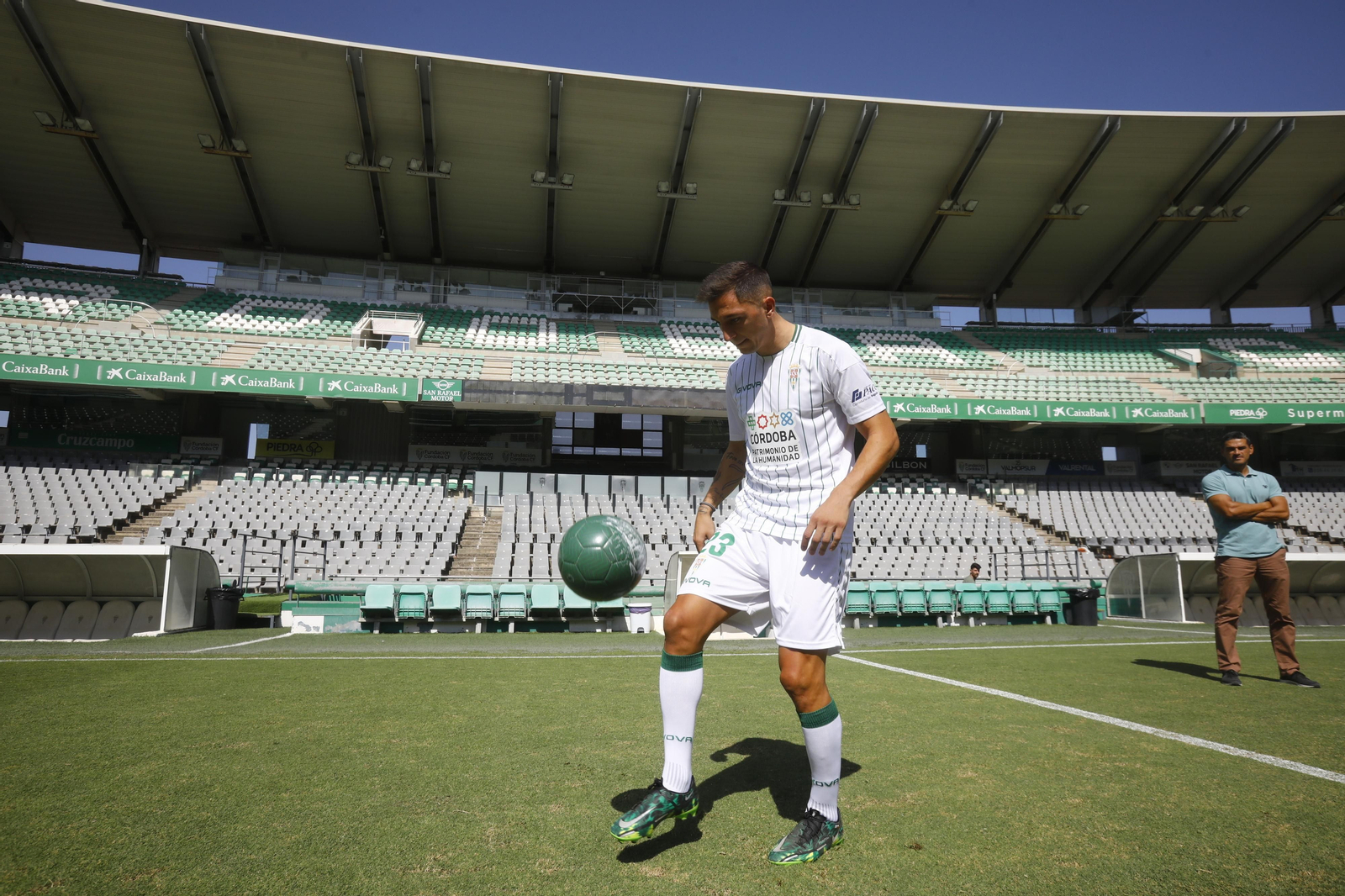 Las imágenes de la presentación de Christian Carracedo con el Córdoba CF