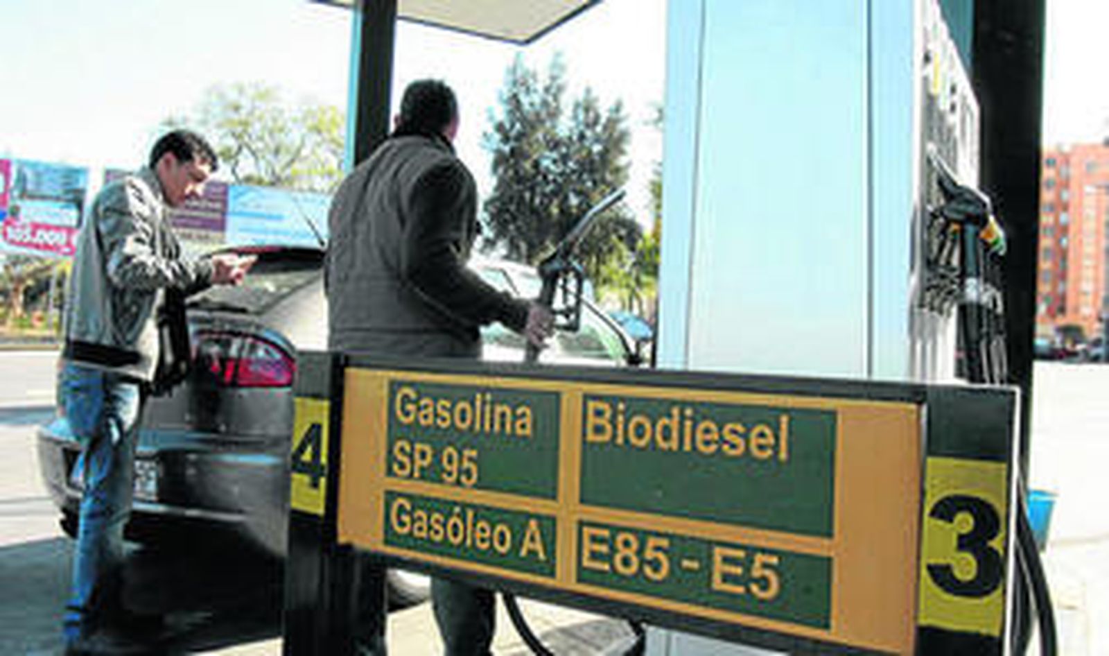 Un consumidor recarga biocombustible en una estación de servicio sevillana.
