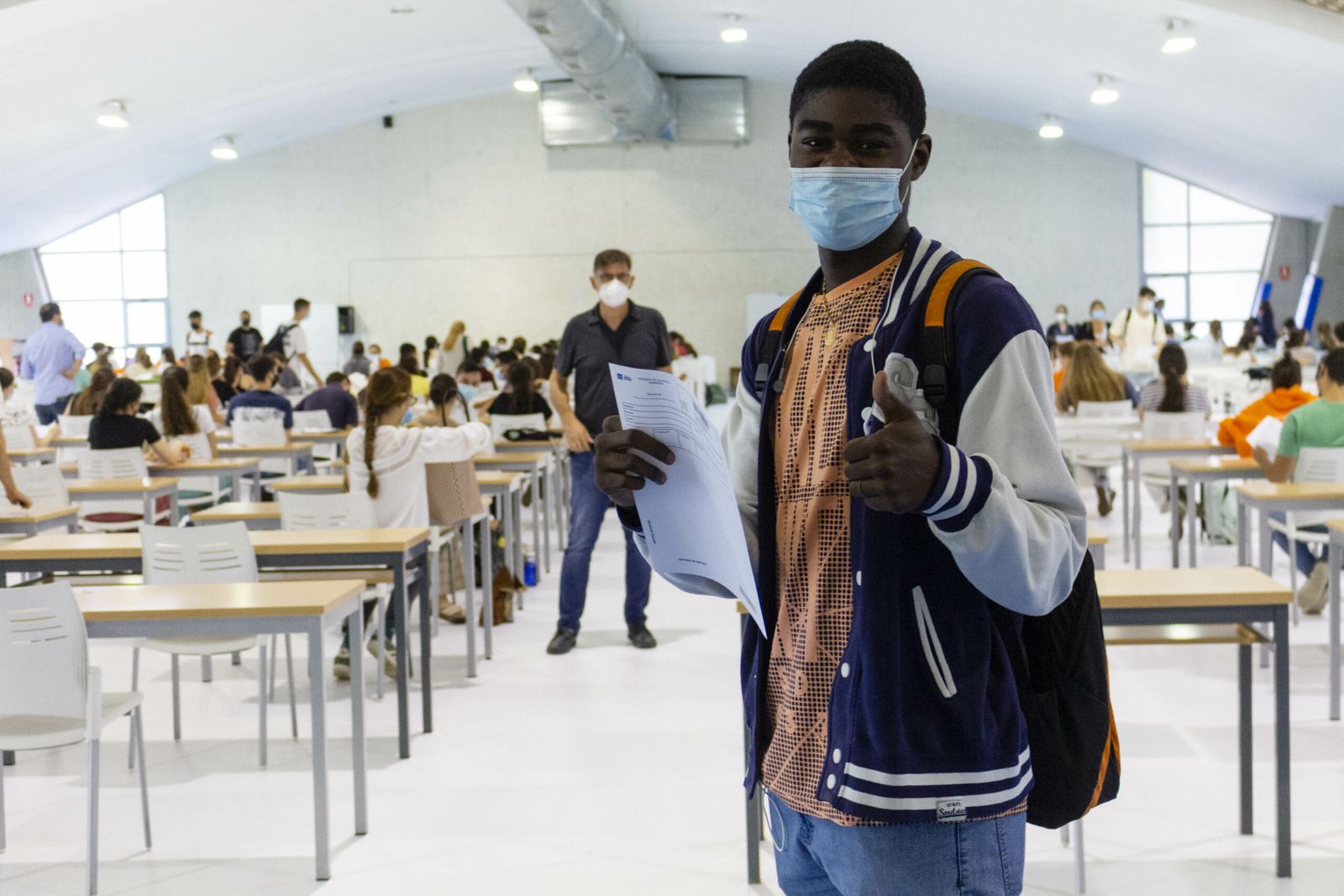 Alumnos antes de las pruebas de acceso a la Universidad.
