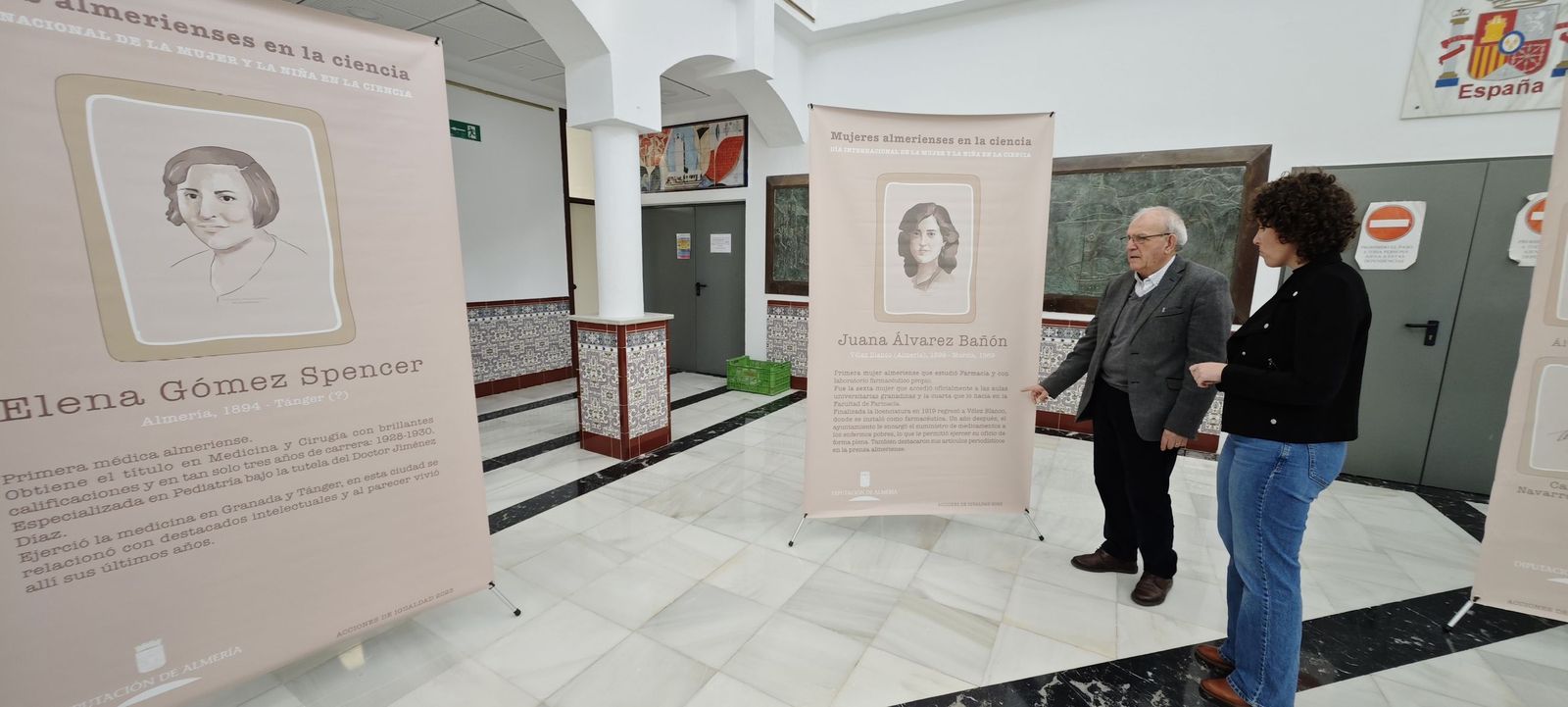 Visita del alcalde de Vícar a la exposición "Mujeres almerienses en la ciencia".