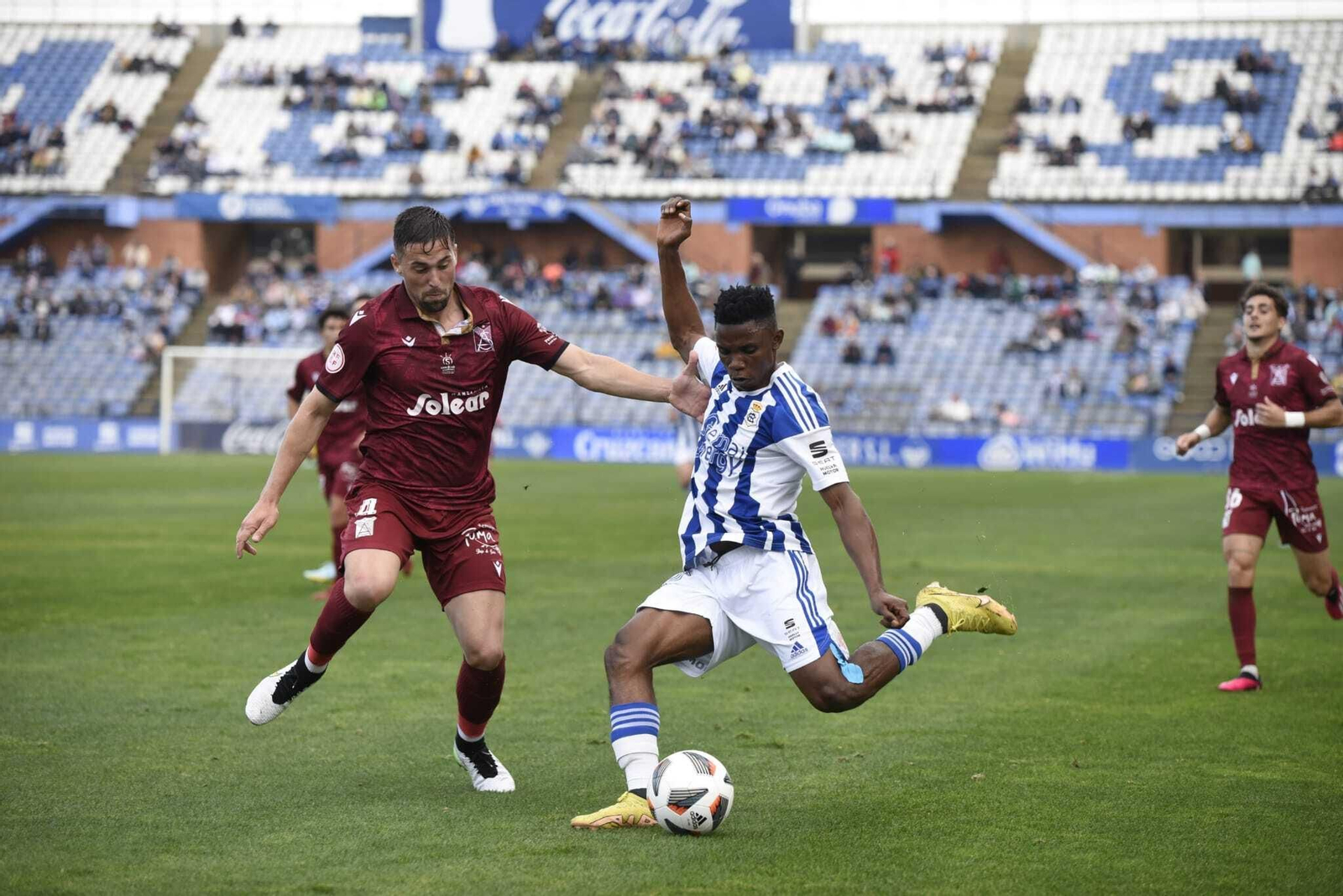 Peter golpea el cuero en un lance de la primera mitad del partido.