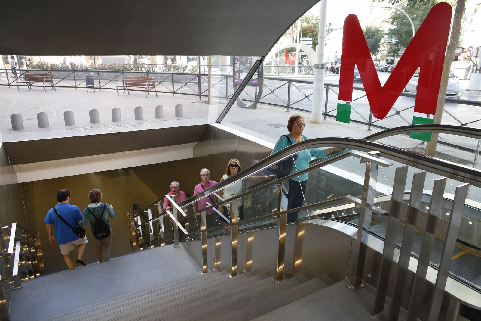 Los usuarios tienen que validar el billete en el propio tren si la parada es en superficie o al entrar a la parada subterránea.