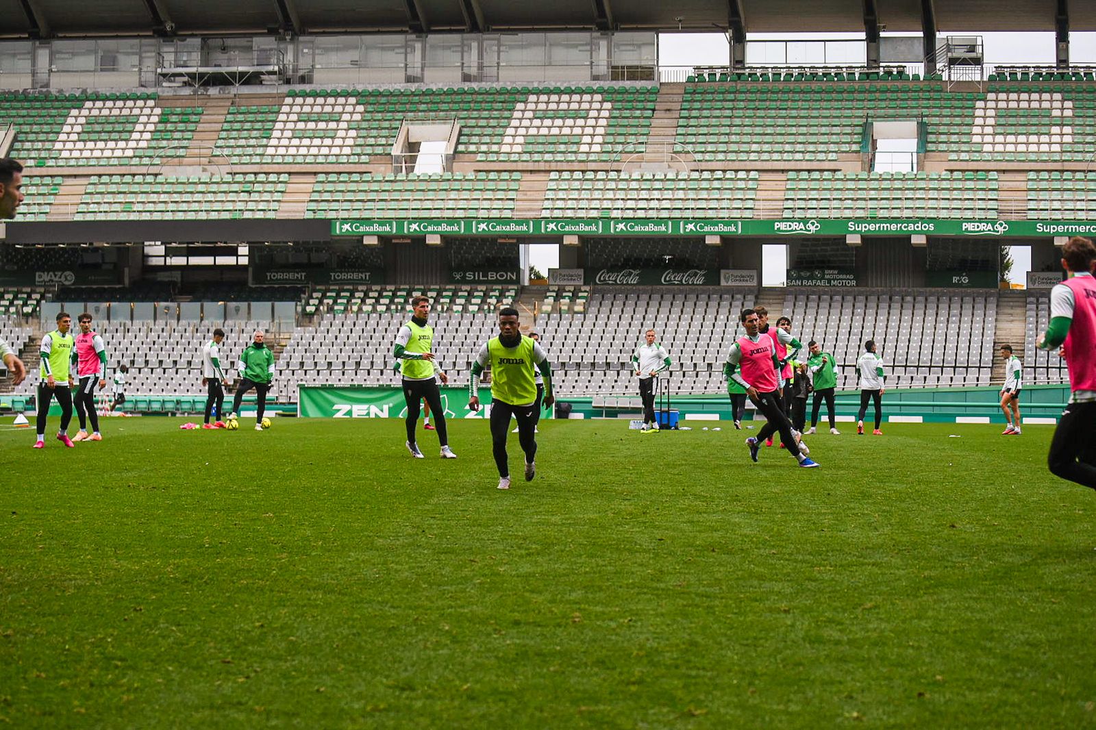 El Córdoba CF se deja querer por su afición en el Día de Año Nuevo: las fotos del entrenamiento de puertas abiertas