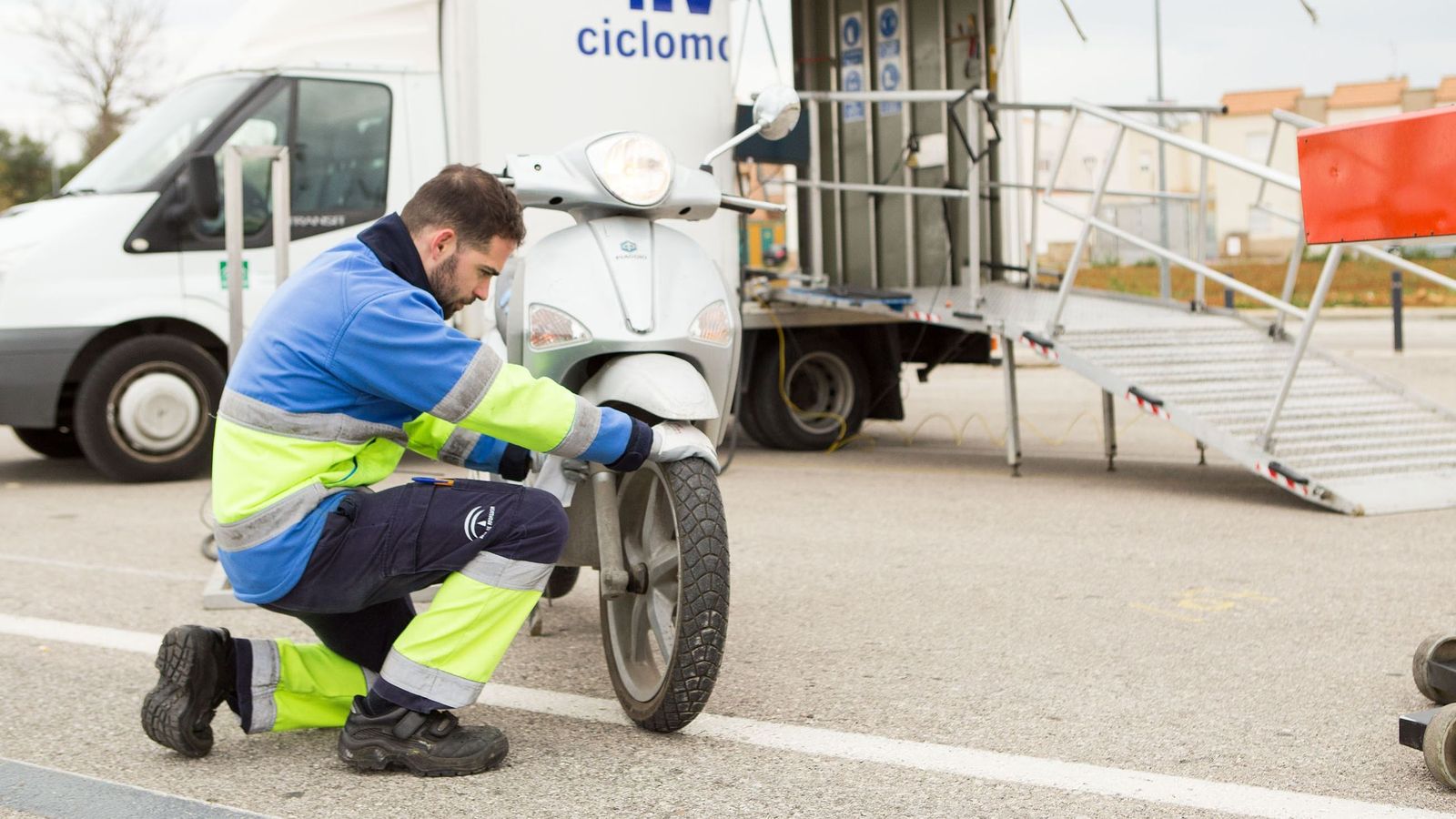 Una imagen de archivo de las revisiones en la explanada del Monasterio de la Victoria.
