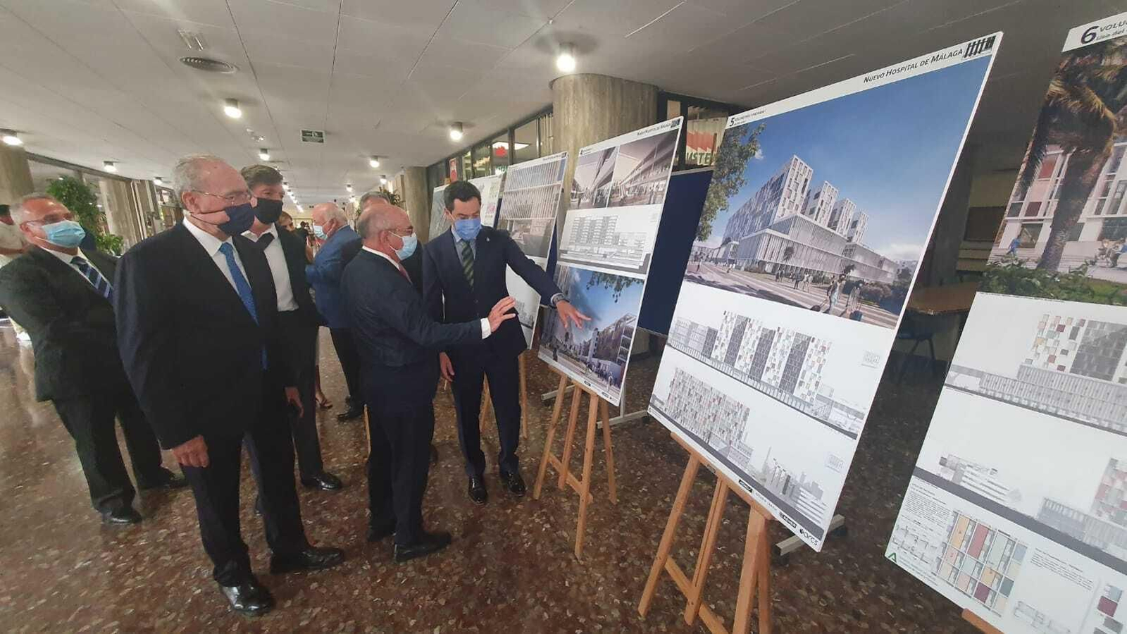 El presidente de la Junta, con los arquitectos del anteproyecto y el alcalde. El presidente de la Junta, con los arquitectos del anteproyecto y el alcalde.