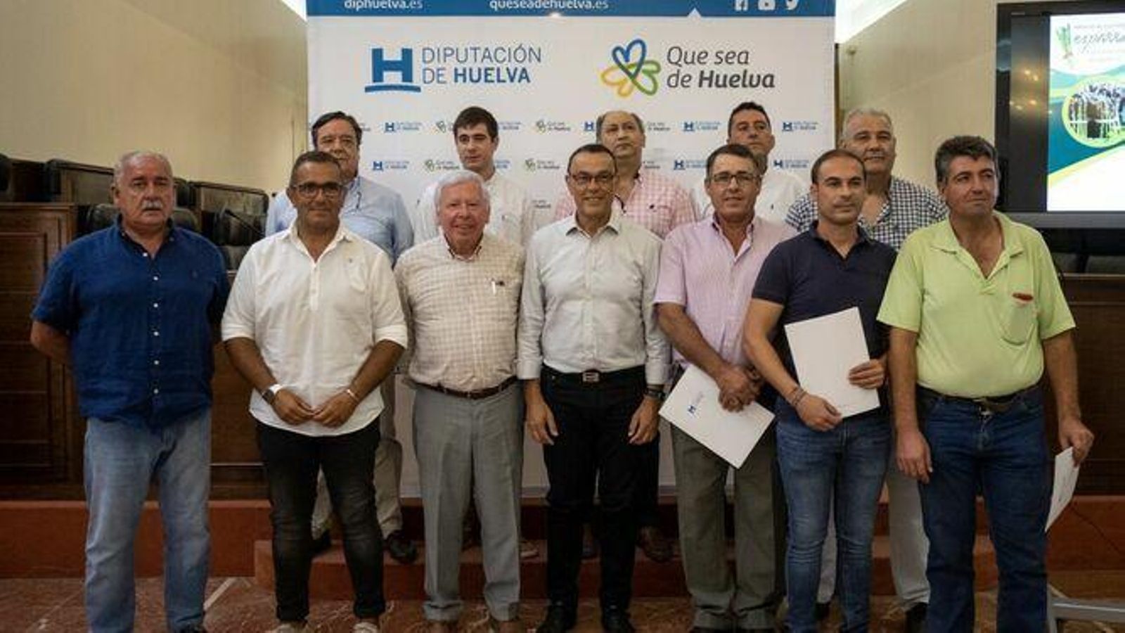 Los beneficiarios de las ayudas, junto al presidente de la Diputación onubense, Ignacio Caraballo.