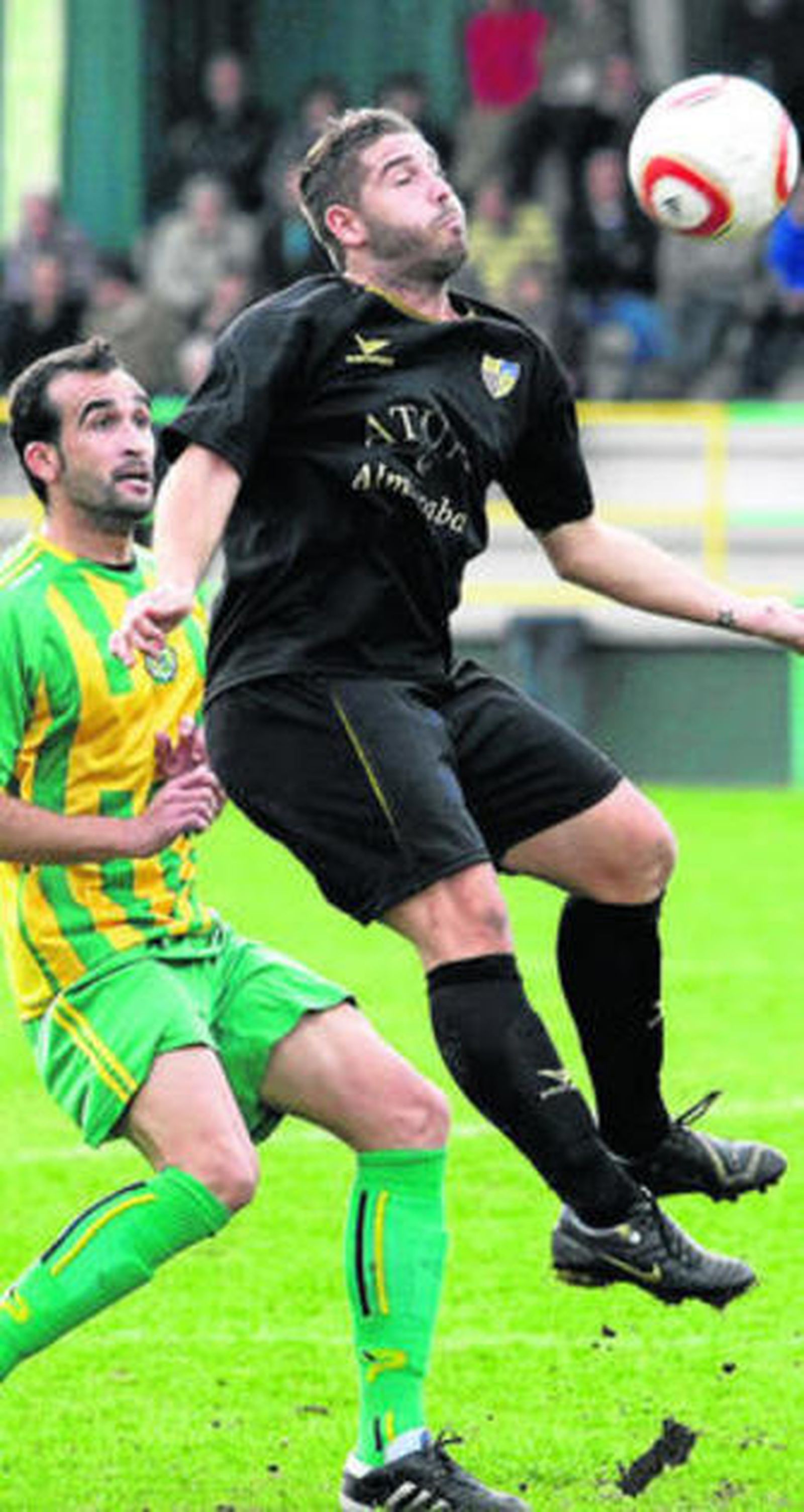 El conileño Nene (d) trata de controlar el balón con el pecho.