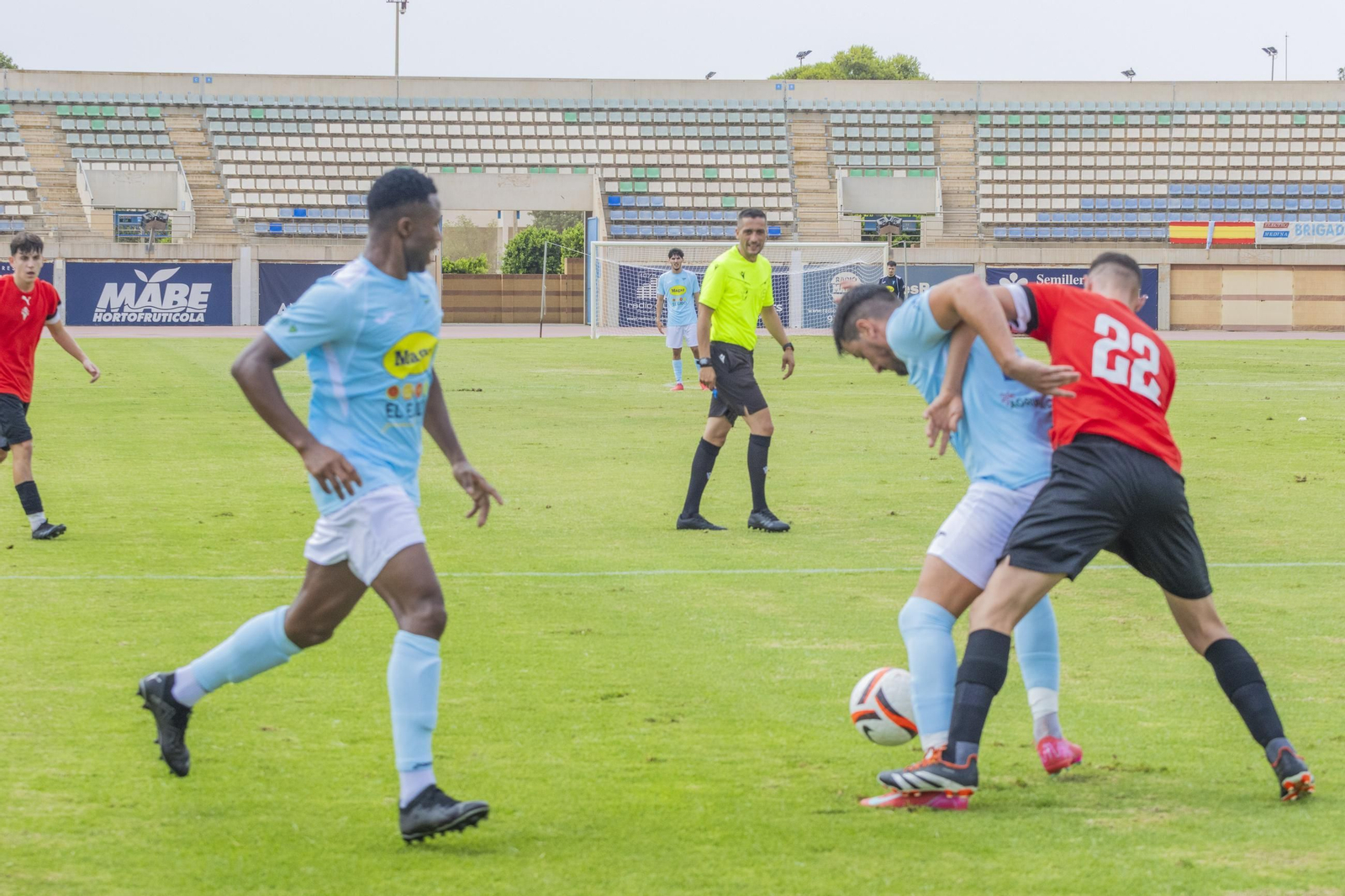 Un jugador de La Cañada pugna por arrebatar el balón a un rival del Poli Ejido durante el choque que enfrentó a ambos equipos.