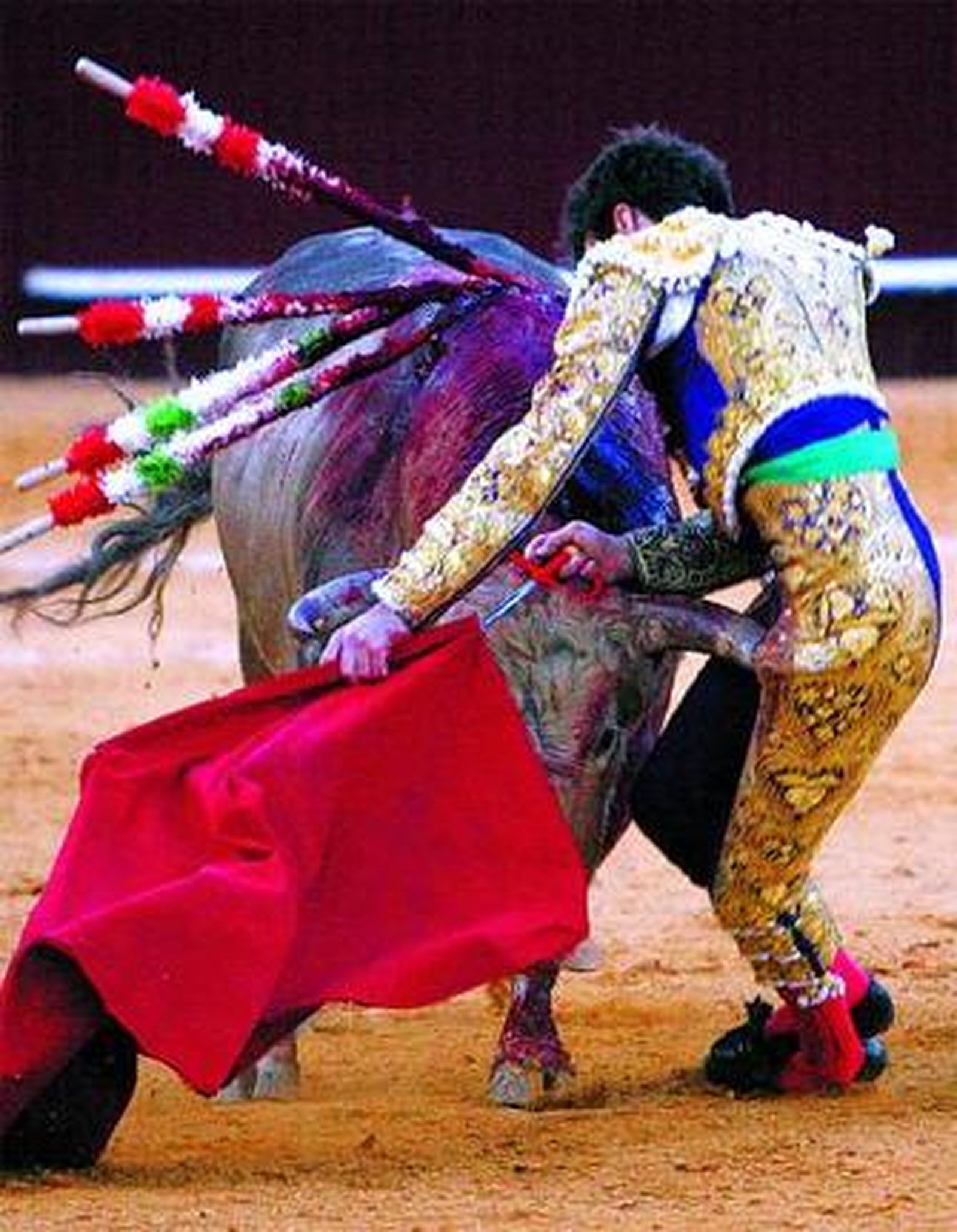 José Tomás fue alcanzado, en la foto, sin consecuencias por su segundo.