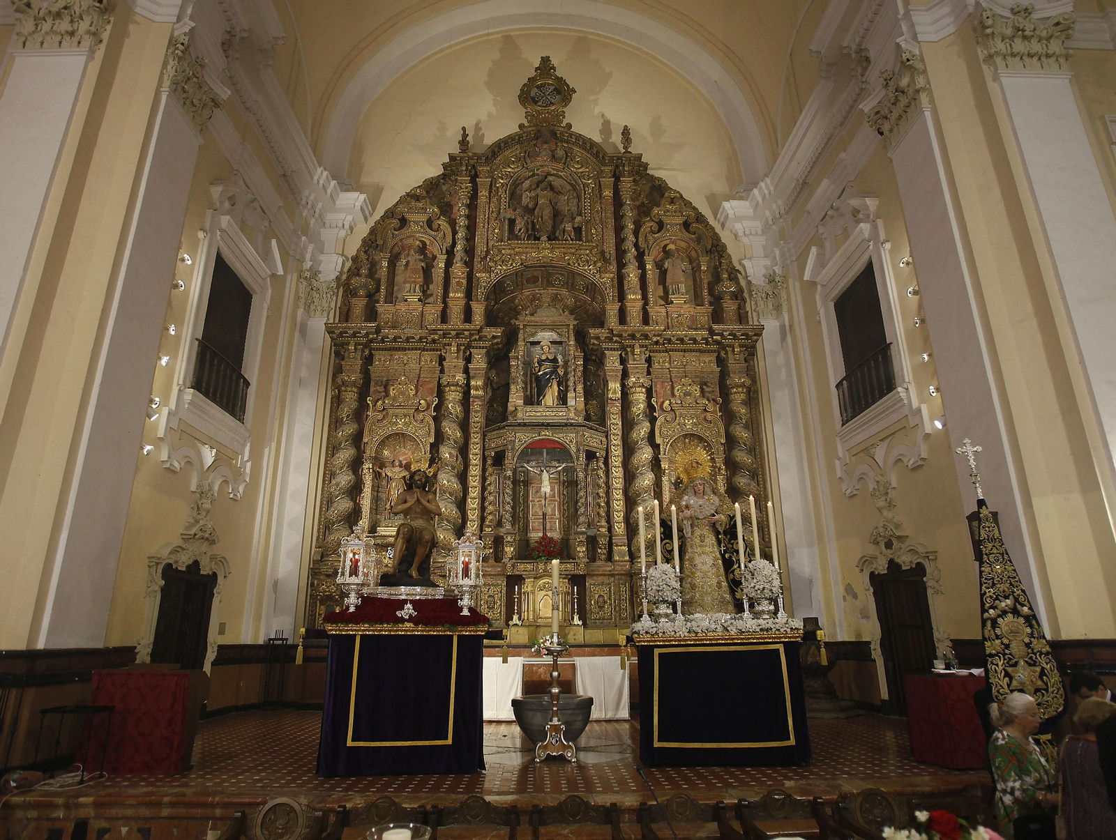 El retablo de la iglesia de San Jacinto de Sevilla con los titulares de la Estrella en el presbiterio.