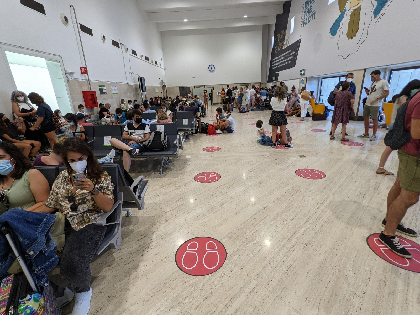 Los pasajeros del vuelo Sevilla-Bilbao cancelado, de nuevo en la terminal.
