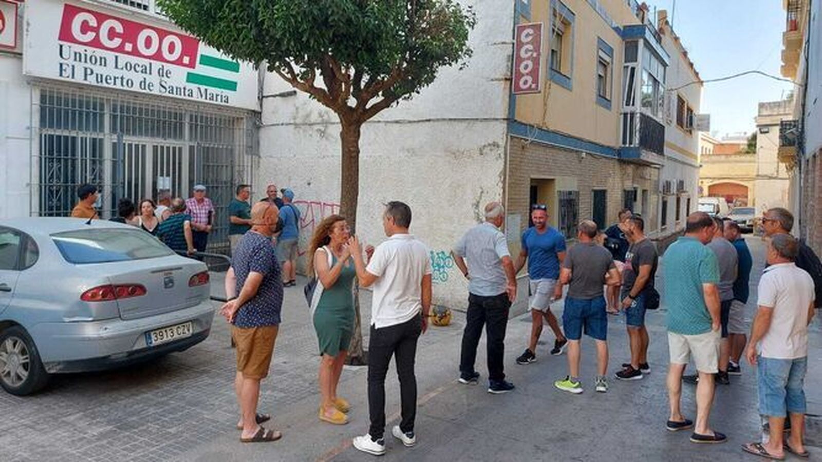 Los trabajadores, poco antes del inicio de la asamblea en el exterior de la Casa del Pueblo.
