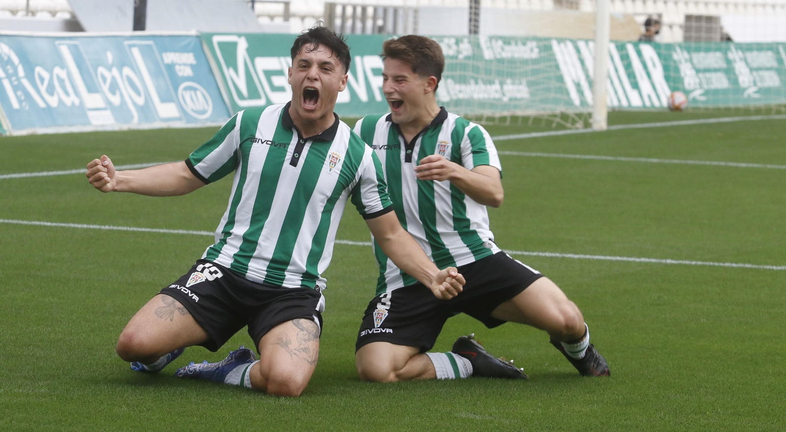 Joaquín celebra un tanto del Córdoba B junto a Manolillo.