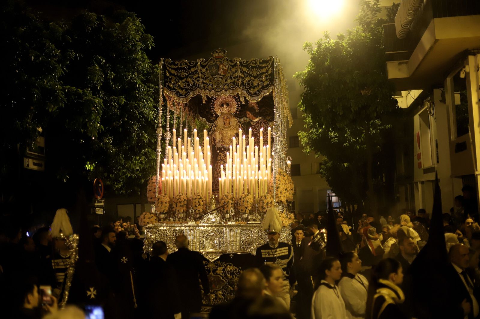 La Hermandad El Nazareno en la madrugá de la Semana Santa de Huelva 2023, en imágenes