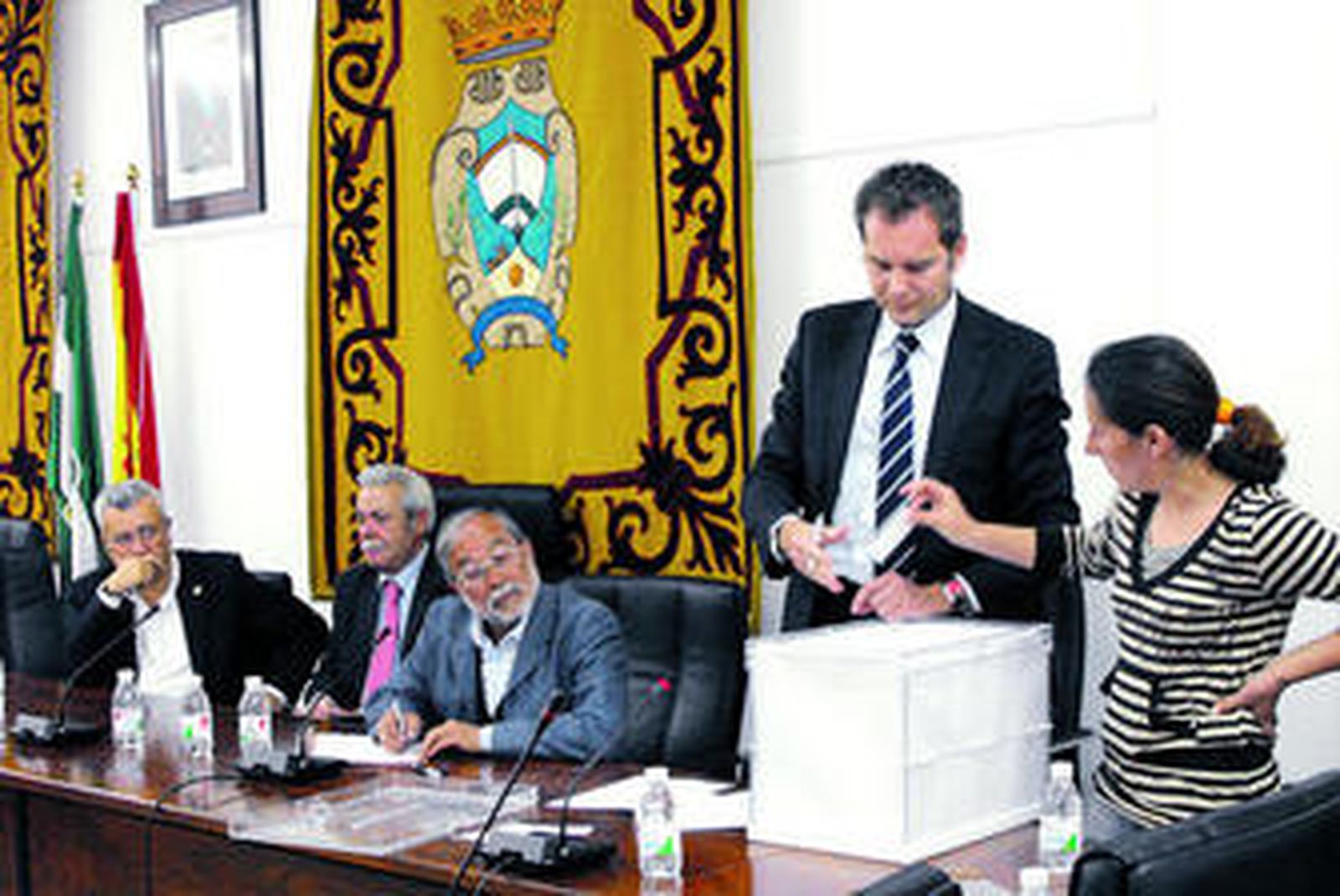 Momento del sorteo en el Ayuntamiento de Carboneras.