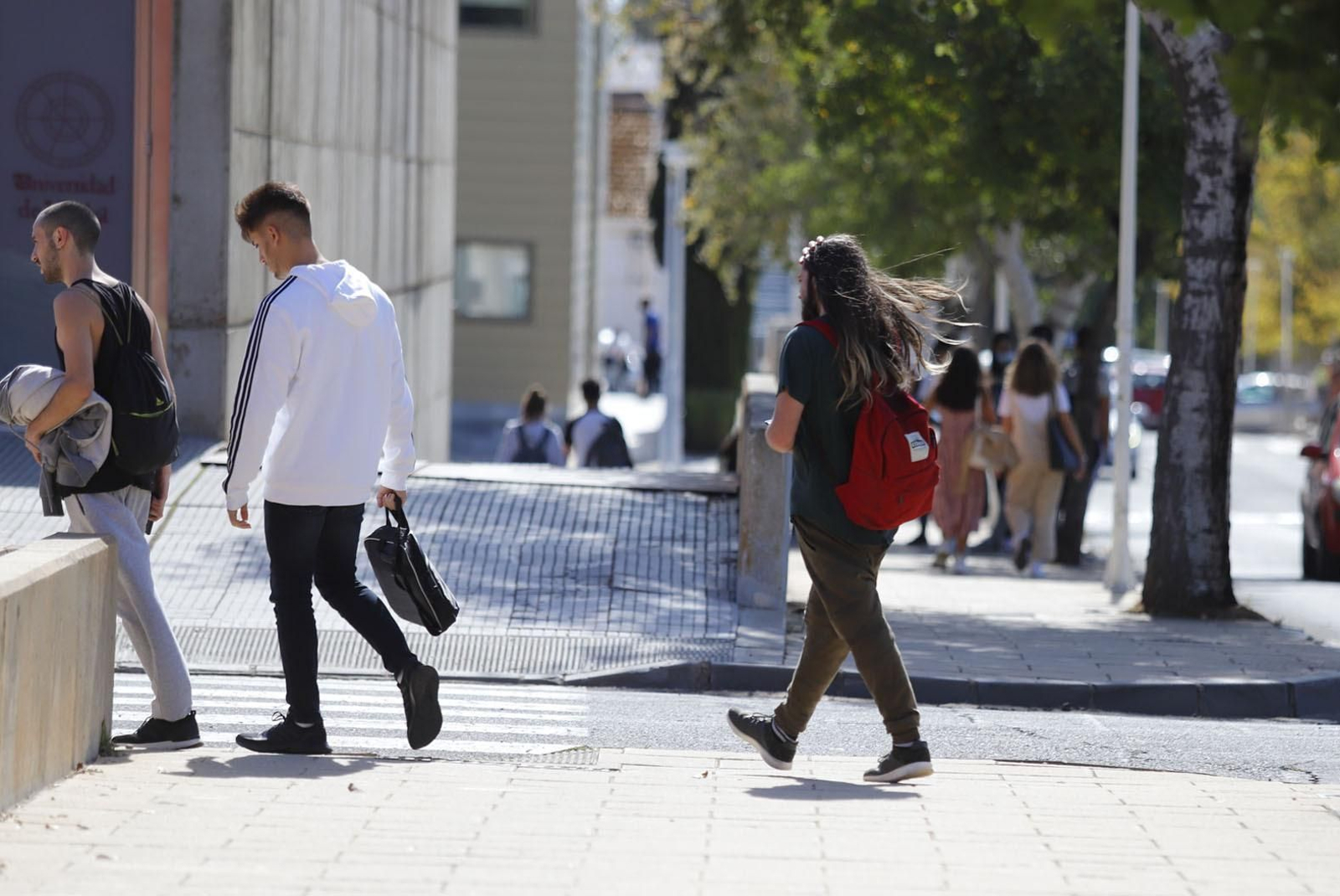 Universitarios camino de sus clases en la Universidad de Huelva, que recupera la presencialidad. Universitarios camino de sus clases en la Universidad de Huelva, que recupera la presencialidad.