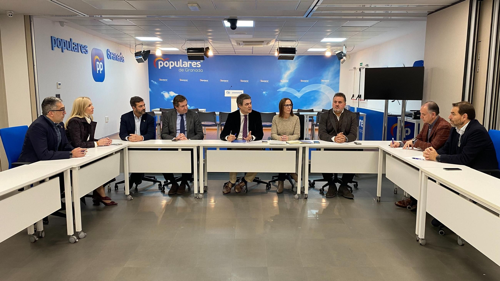 El PP ha mantenido una reunión con representantes de la Cámara de Comercio de Granada, la Asociación de Jóvenes Empresarios y la Federación Provincial de Hostelería