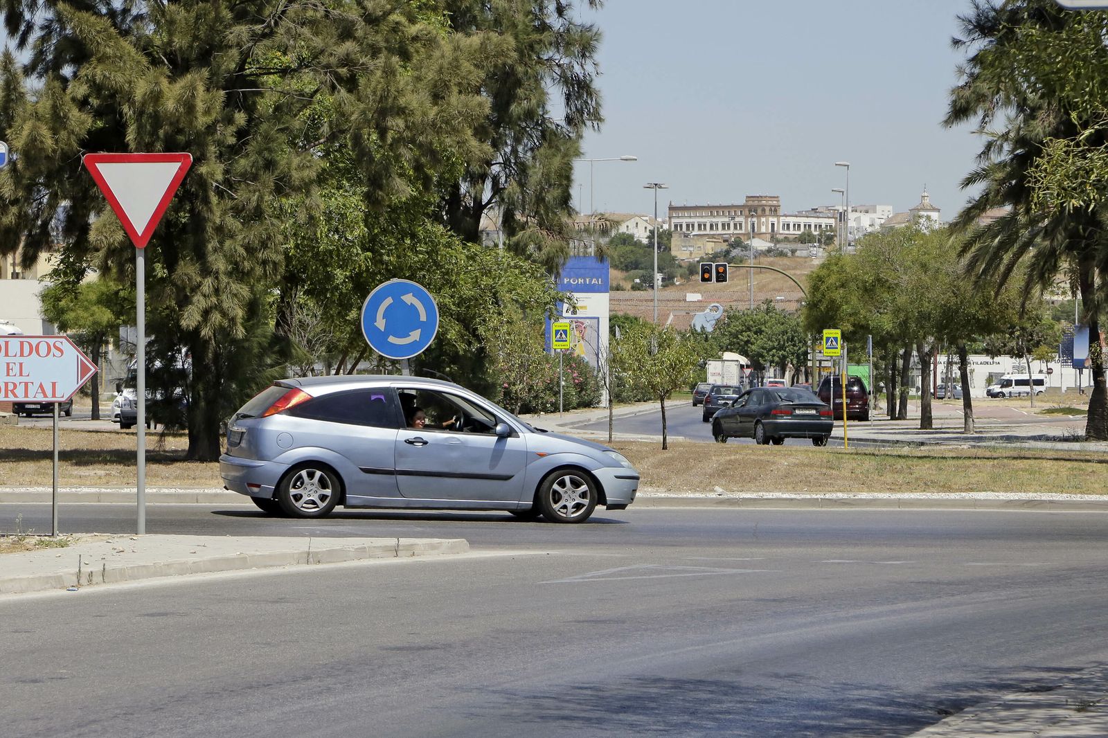 Imagen de la avenida Cantos Ropero, principal vía del polígono El Portal.