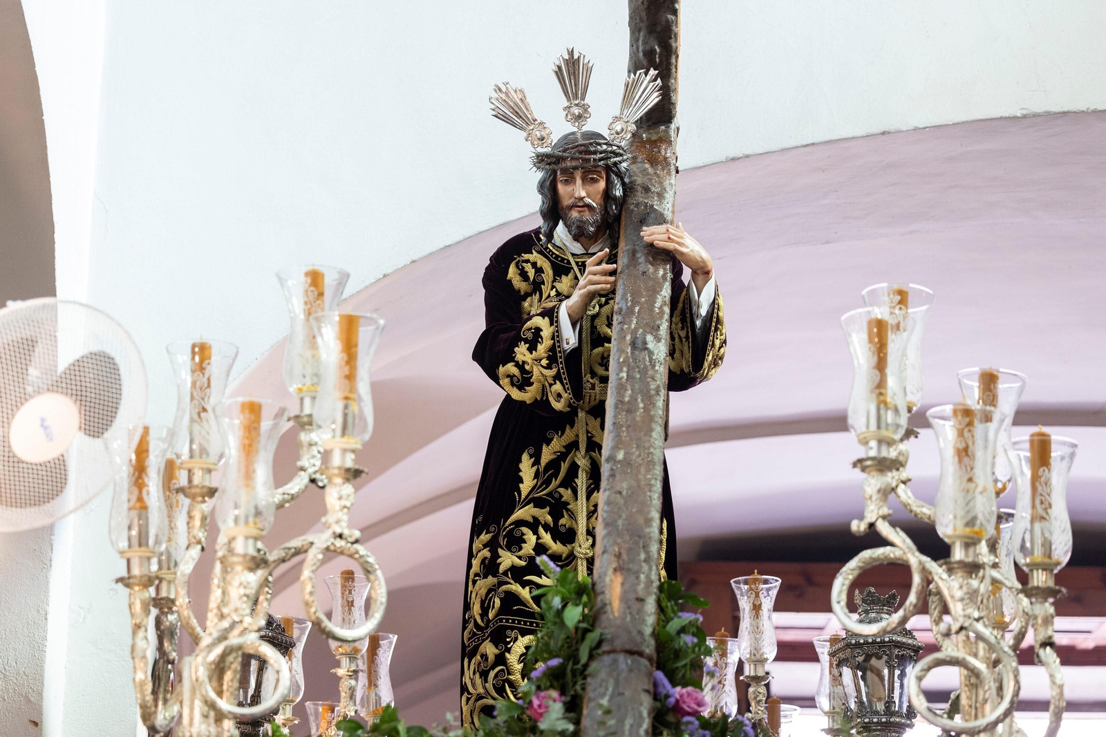 El Nazareno de la Obediencia, en su paso en la iglesia de La Merced preparado para salir.