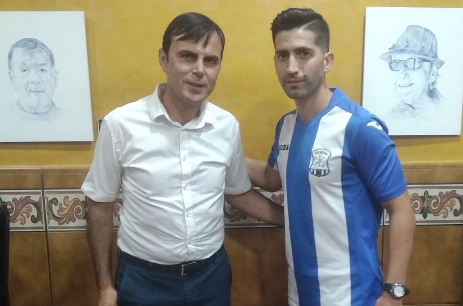 David Narváez posa junto al presidente del Jerez Industrial, Pedro Garrido.