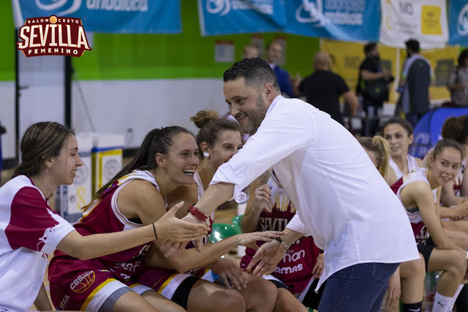 Fernando Planelles animando a sus chicas durante la fase ascenso a LF2.