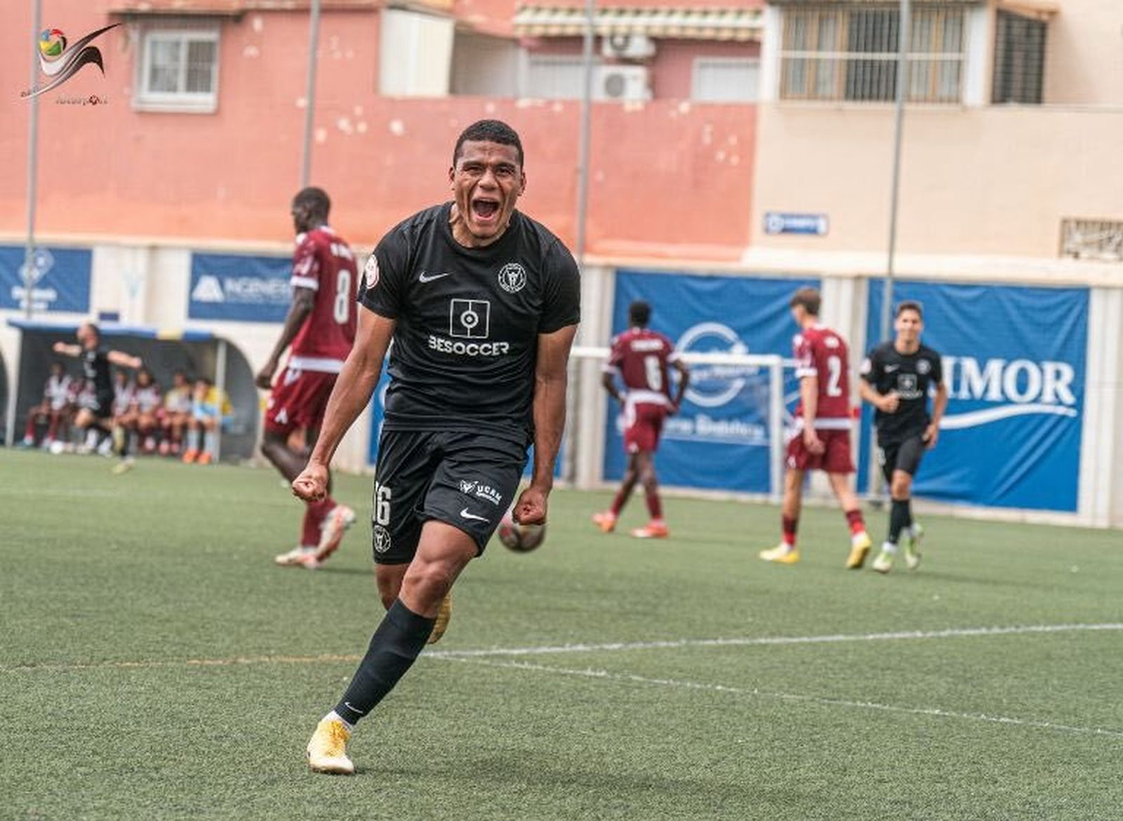 Mike Cevallos celebra en San Ignacio.