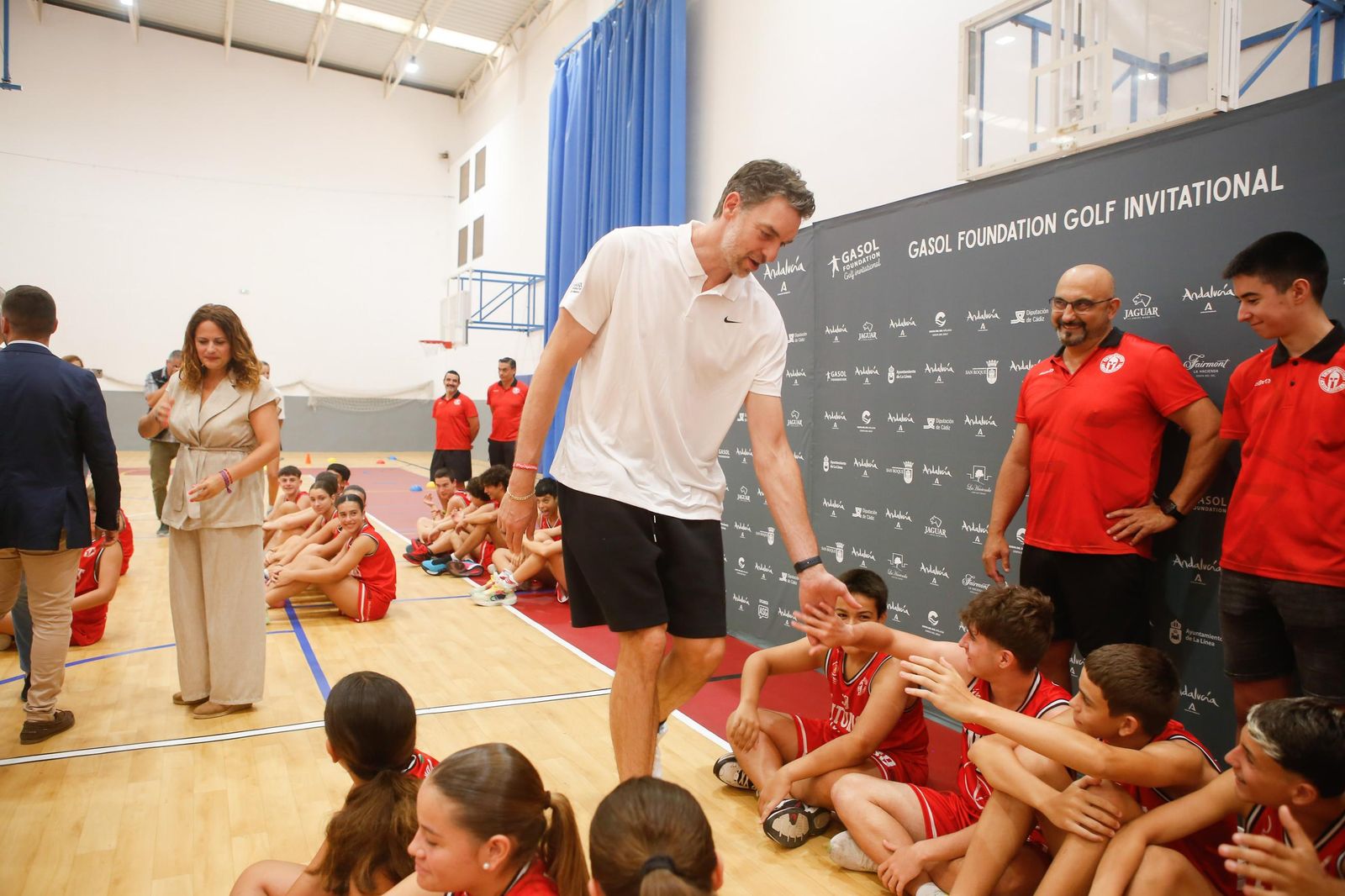Fotos del encuentro de Pau Gasol con niños en el pabellón de San Roque