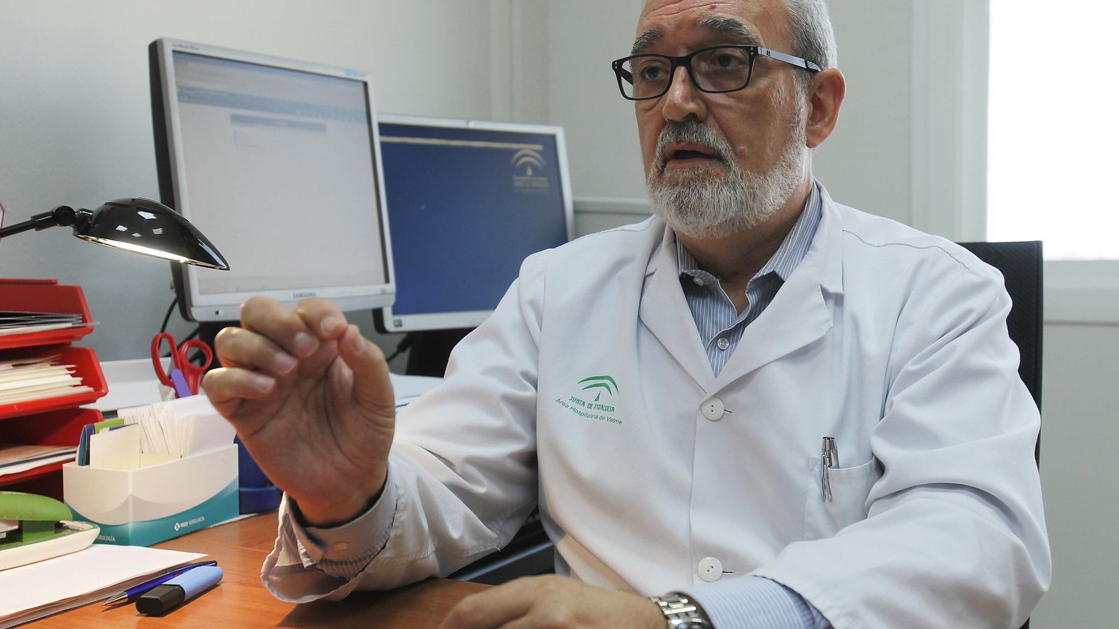 El doctor Fernnando Lozano, responsable de la Consulta de VIH en el Hospital de Valme.