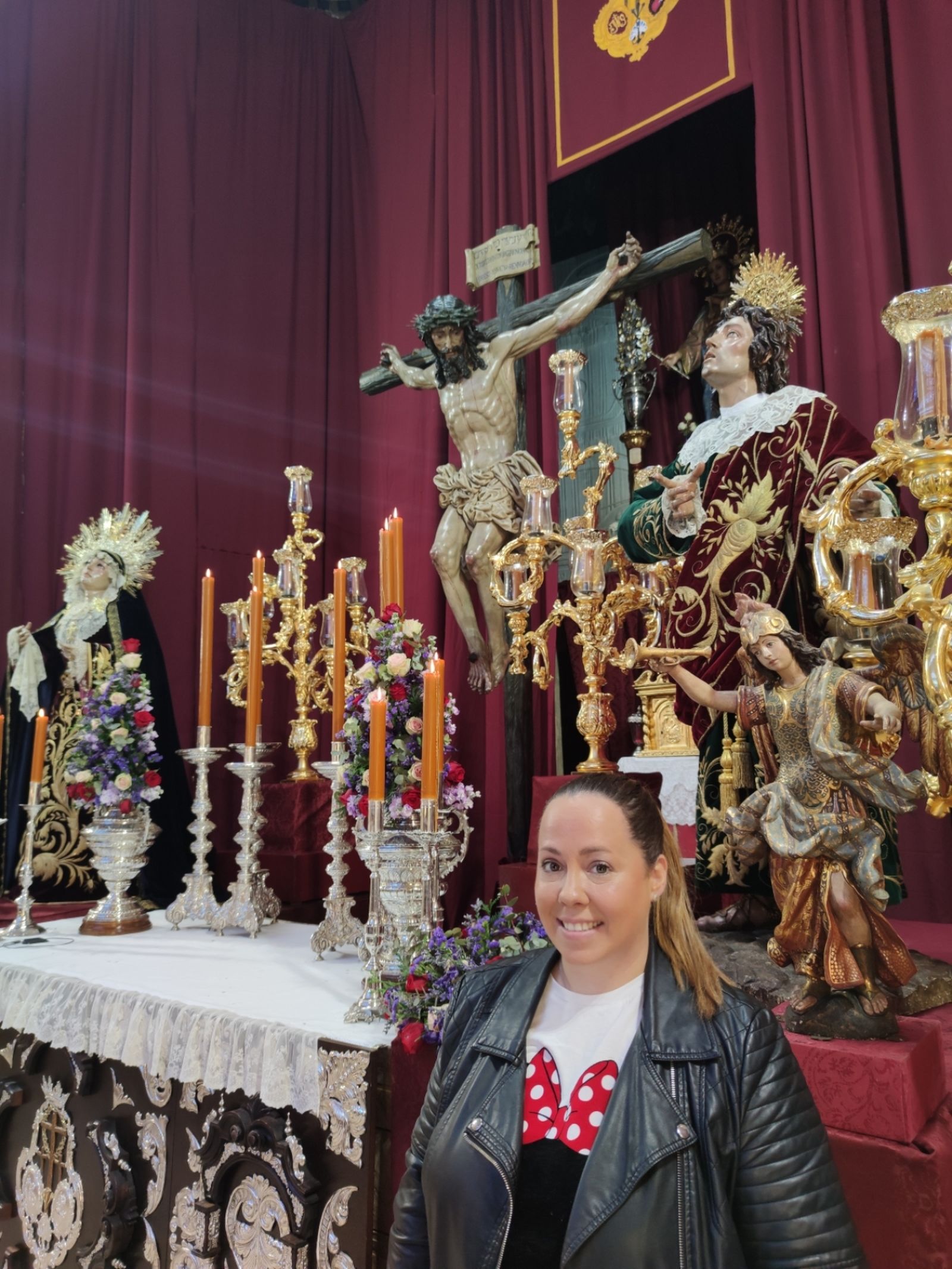 Raquel Cabello delante del altar de cultos de los Salesianos