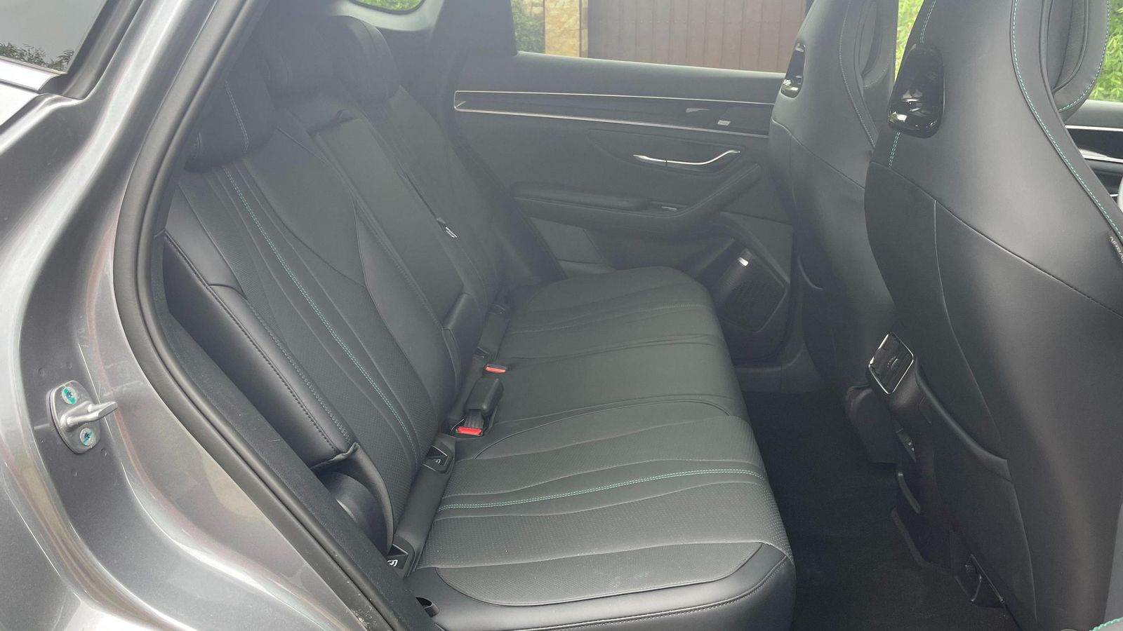 El espacio en las tres dimensiones es generoso en las plazas traseras, suficiente para dar a este Seal U un uso como coche de la familia.