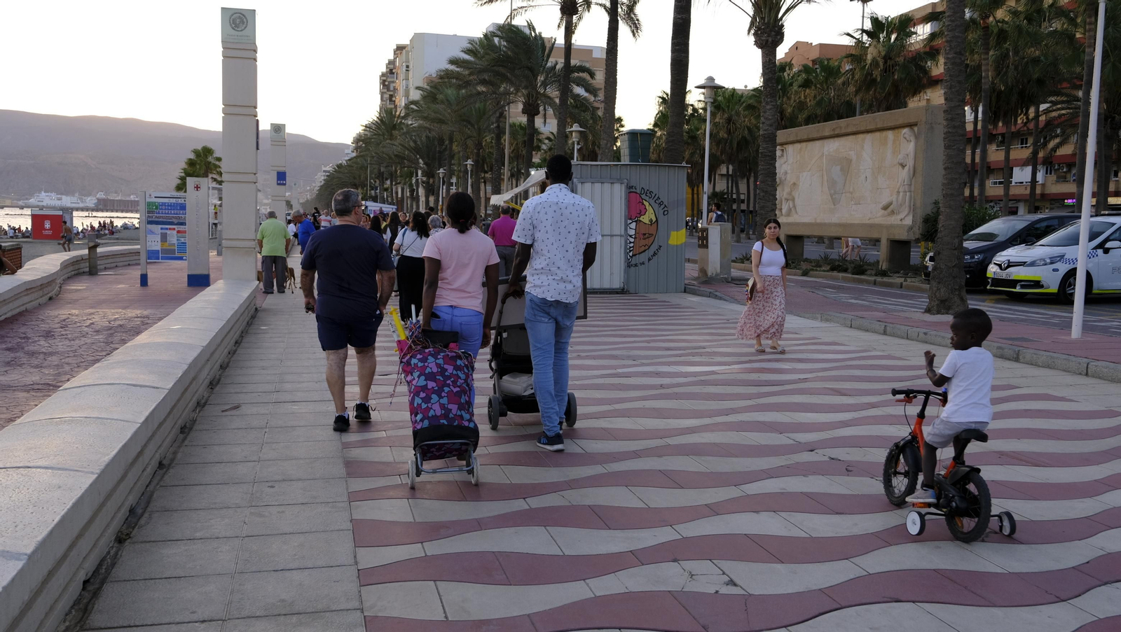 Imágenes de las hogueras de la Noche de San Juan en Almería capital