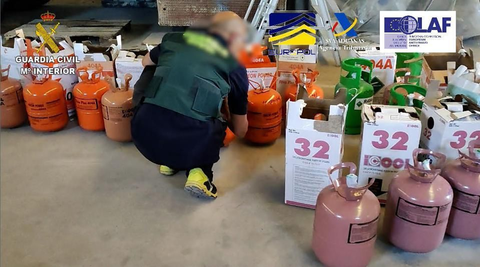 Un agente de la Guardia Civil en una operación contra el tráfico de gases contaminantes.