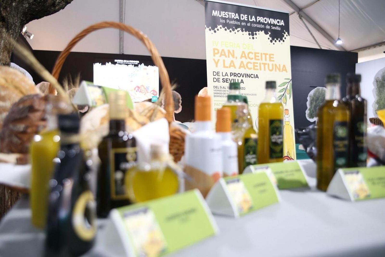 Varias imágenes de los productos que se pueden degustar y comprar en la feria instalada en el patio de la Diputación. Abajo, el presidente de la Diputación en la inauguración del evento.