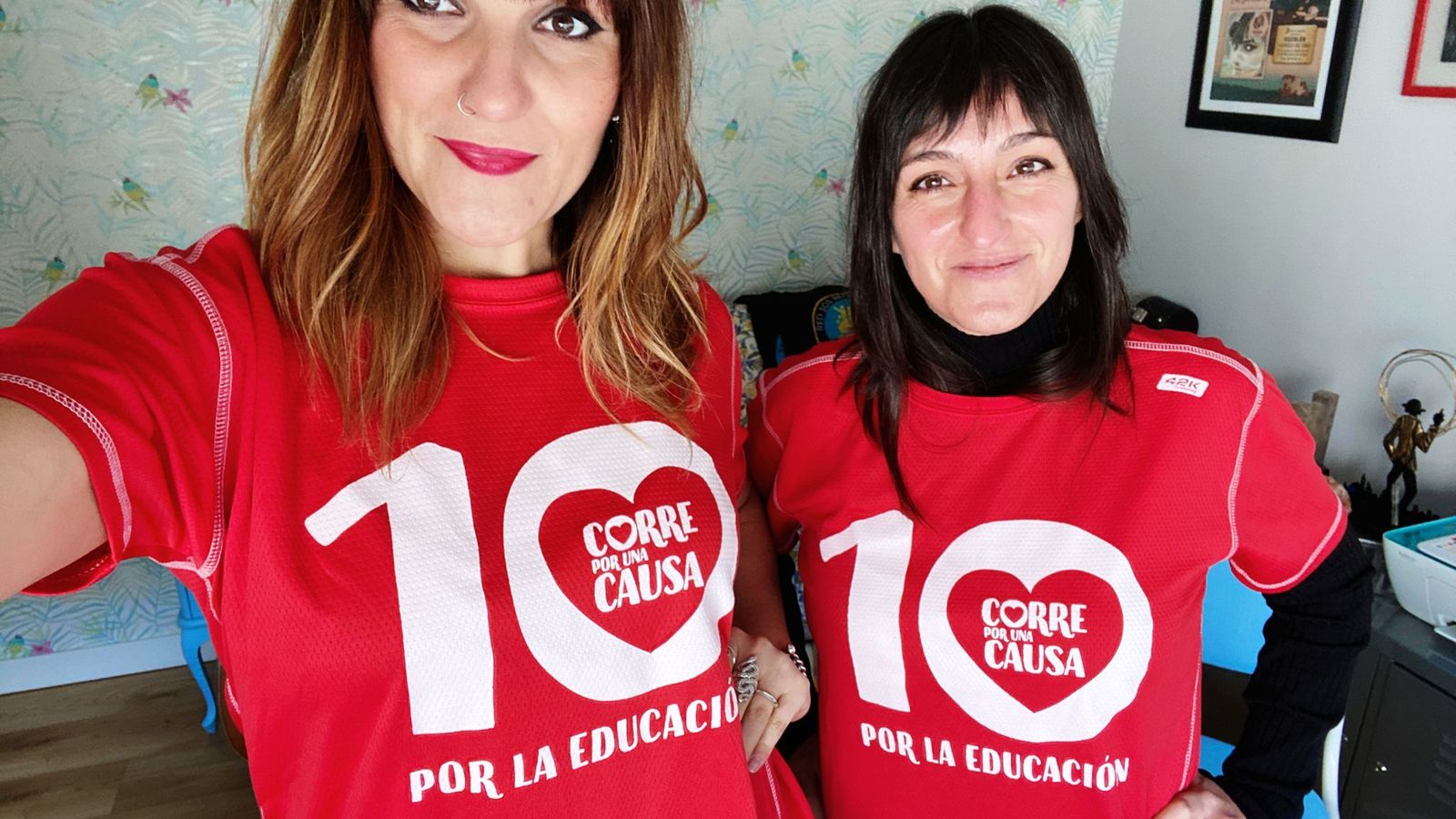 Rozalén y su intérprete en lengua de signos Beatriz Romero.