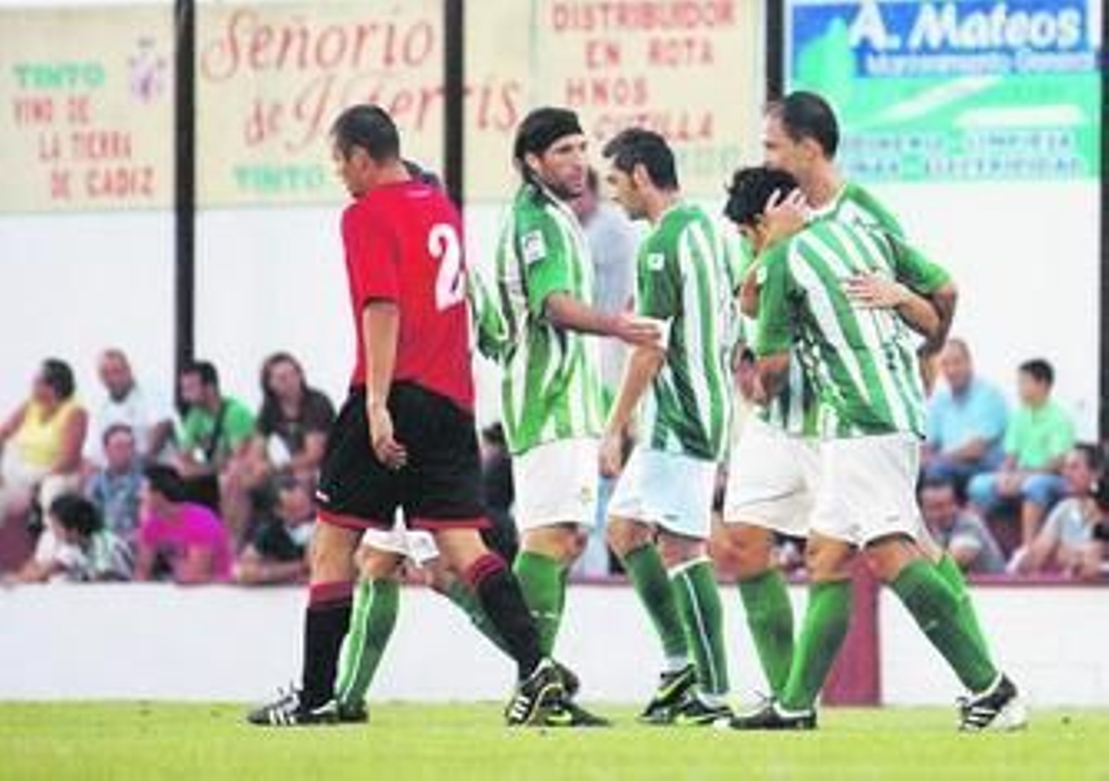 Pavone se acerca a felicitar a Juanma ante Pastorino.