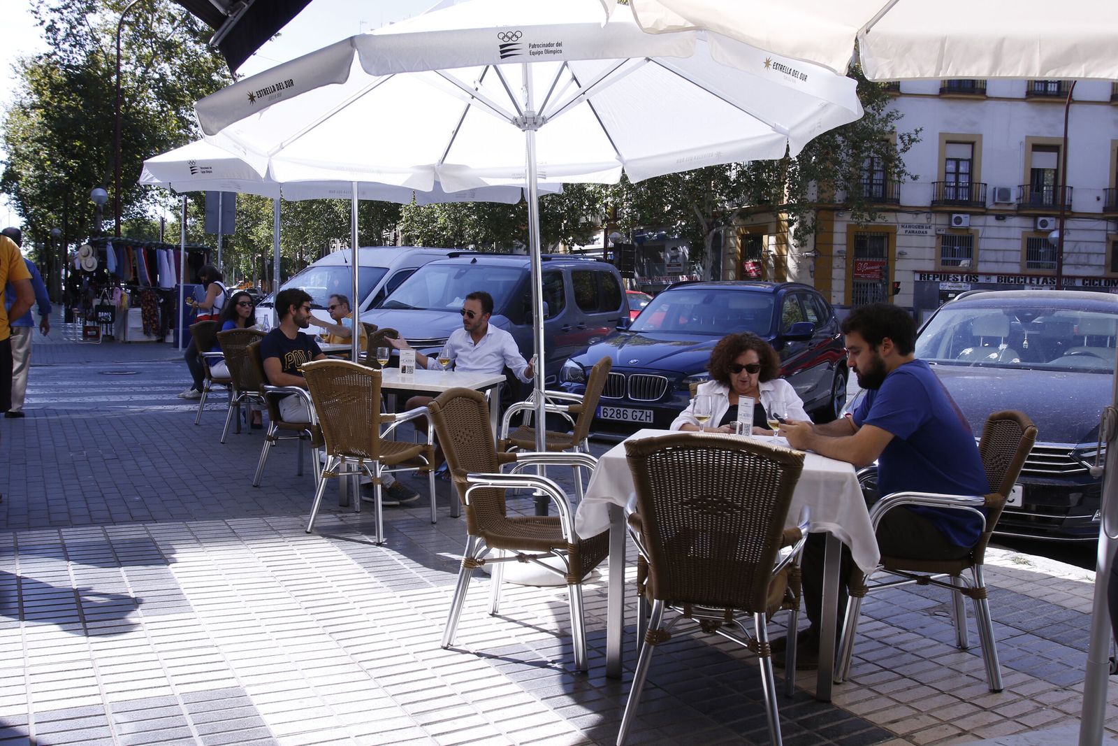 Varios clientes en los veladores de un bar de la calle Reyes Católicos.